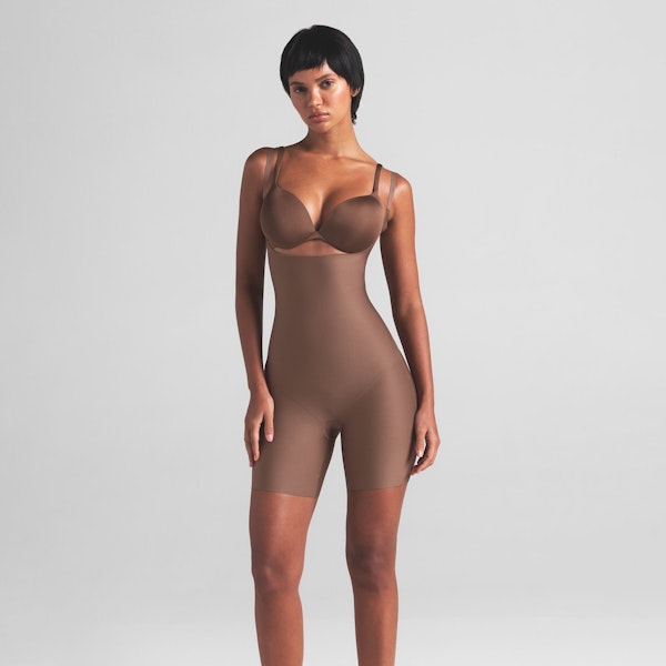 SKIMS BODY CORE SCULPT OPEN BUST MID THIGH BODYSUIT | JASPER ON A MODEL FRONT VIEW | FOCUS: 0.0, 1.0, 0.9