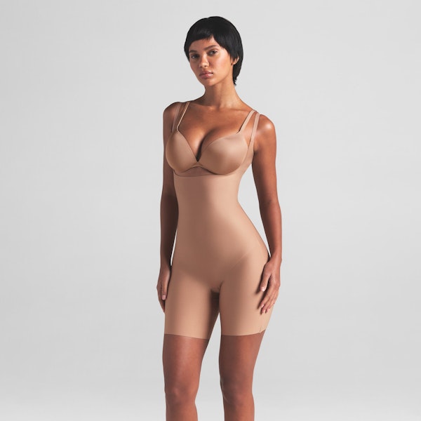 SKIMS BODY CORE SCULPT OPEN BUST MID THIGH BODYSUIT | SIENNA ON A MODEL FRONT VIEW | FOCUS: 0.0, 1.0, 0.9
