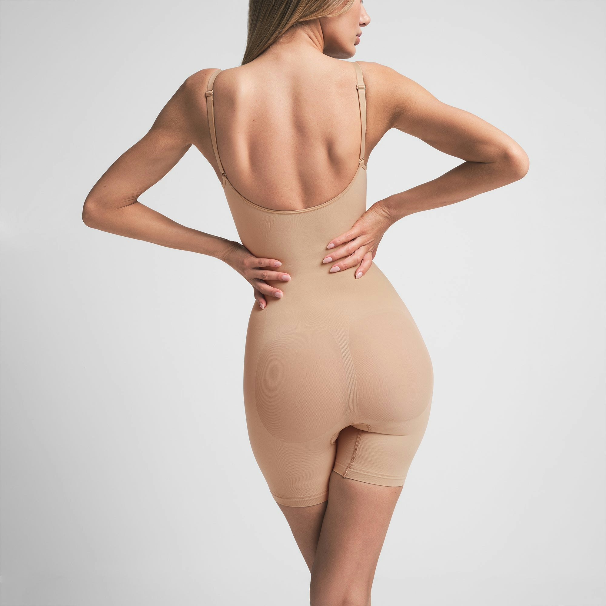 SEAMLESS SCULPT MID THIGH BODYSUIT | CLAY ON A MODEL BACK VIEW | FOCUS: 0.0, 1.0, 0.9