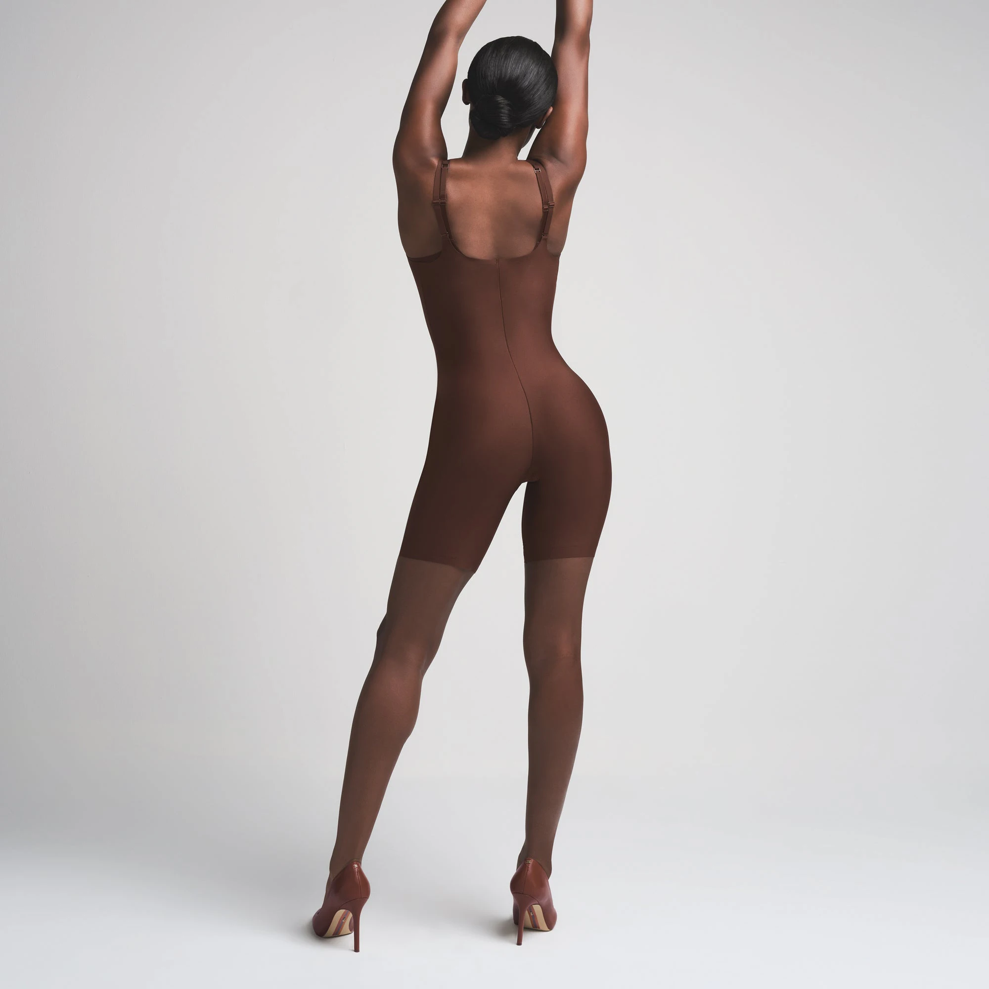 SKIMS BODY BUTT ENHANCING OPEN BUST PADDED BODYSUIT | COCOA ON A MODEL FRONT VIEW | FOCUS: 0.0, 1.0, 0.9