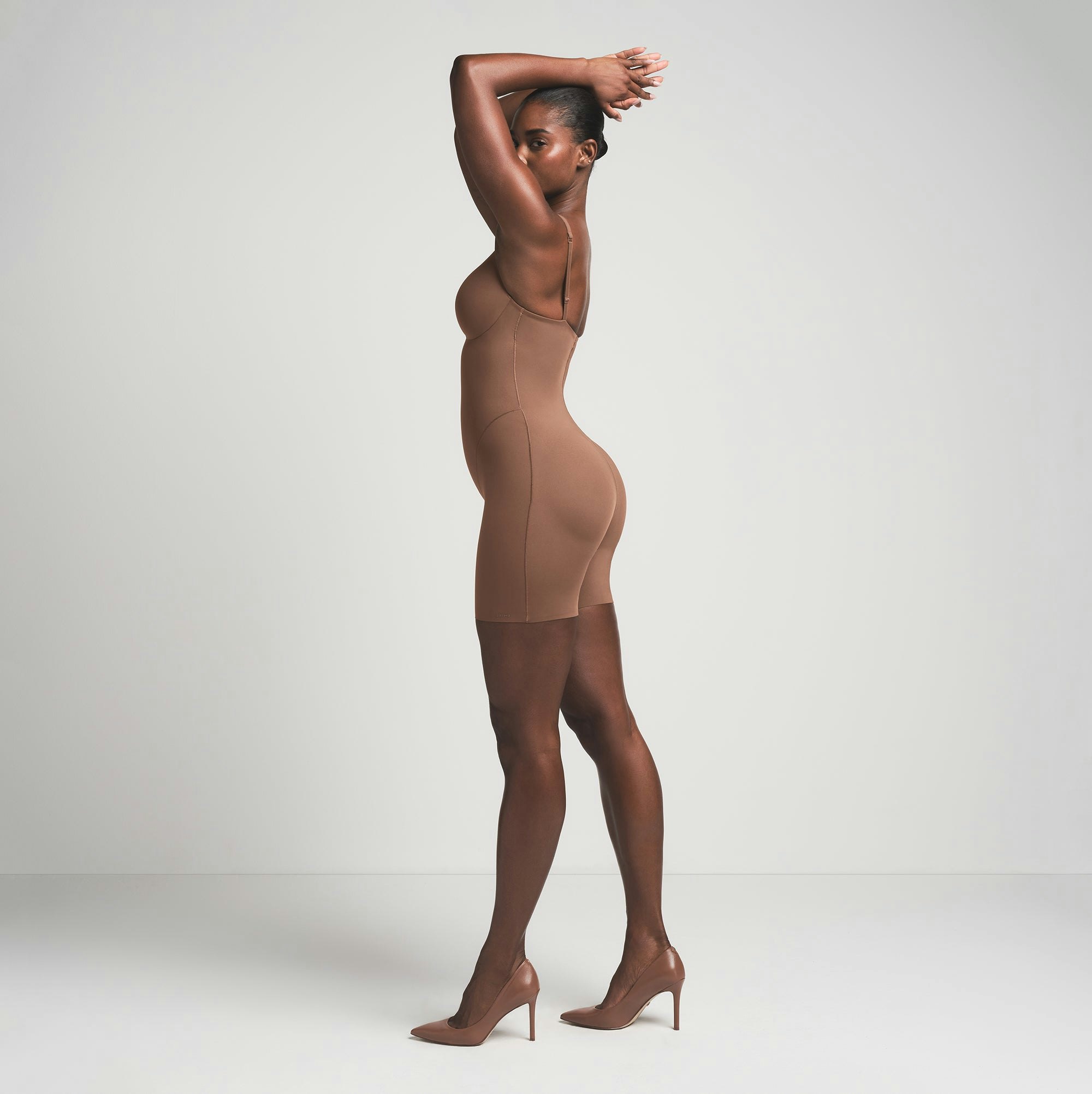 SKIMS ULTIMATE BODY PUSH-UP BUTT ENHANCING PADDED MID THIGH BODYSUIT | JASPER  ON A MODEL SIDE VIEW | FOCUS: 0.0, 1.0, 0.9