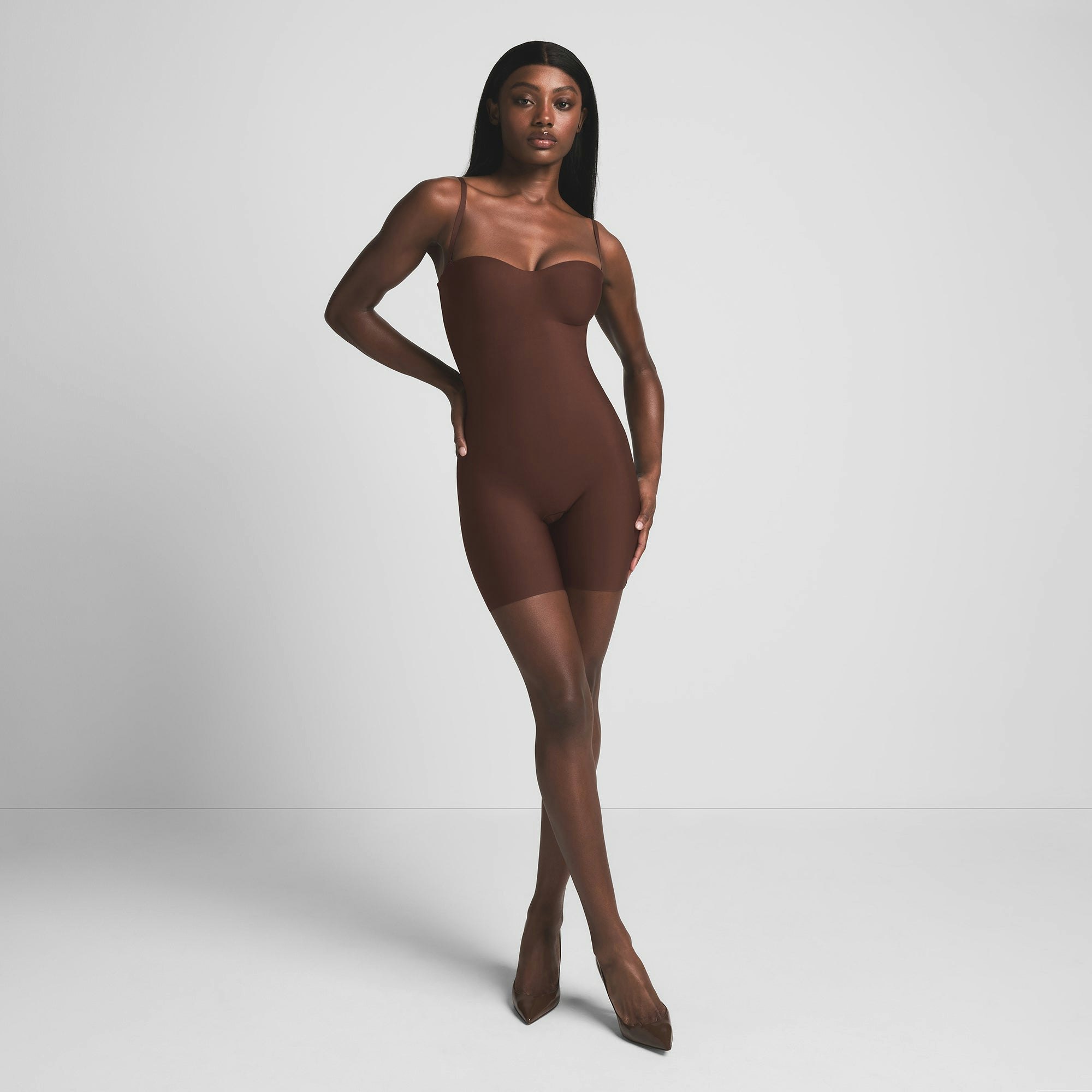 SKIMS BODY CORE SCULPT UNDERWIRE MID THIGH BODYSUIT | COCOA ON A MODEL FRONT VIEW | FOCUS: 0.0, 1.0, 0.9