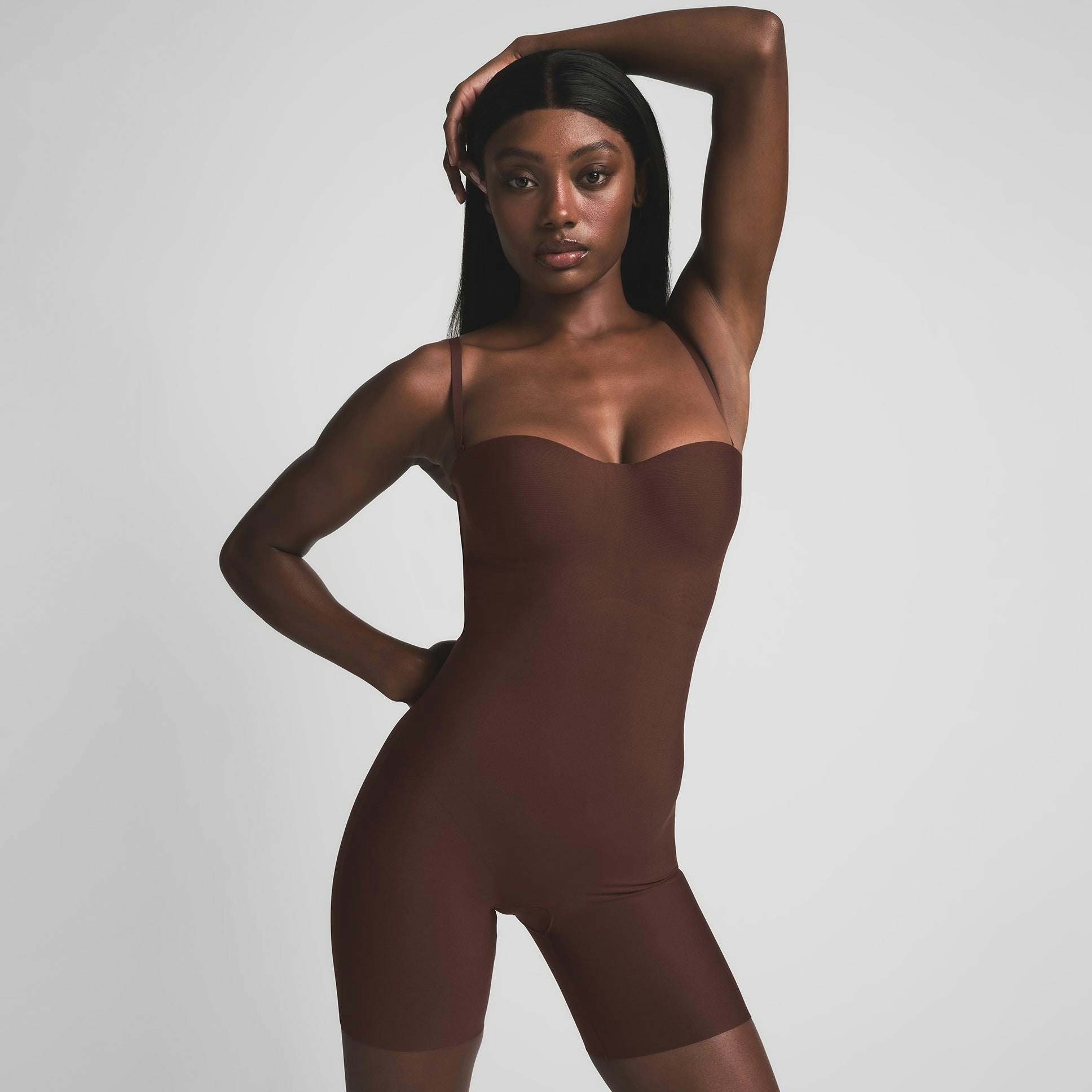 SKIMS BODY CORE SCULPT UNDERWIRE MID THIGH BODYSUIT | COCOA ON A MODEL FRONT VIEW | FOCUS: 0.0, 1.0, 0.9