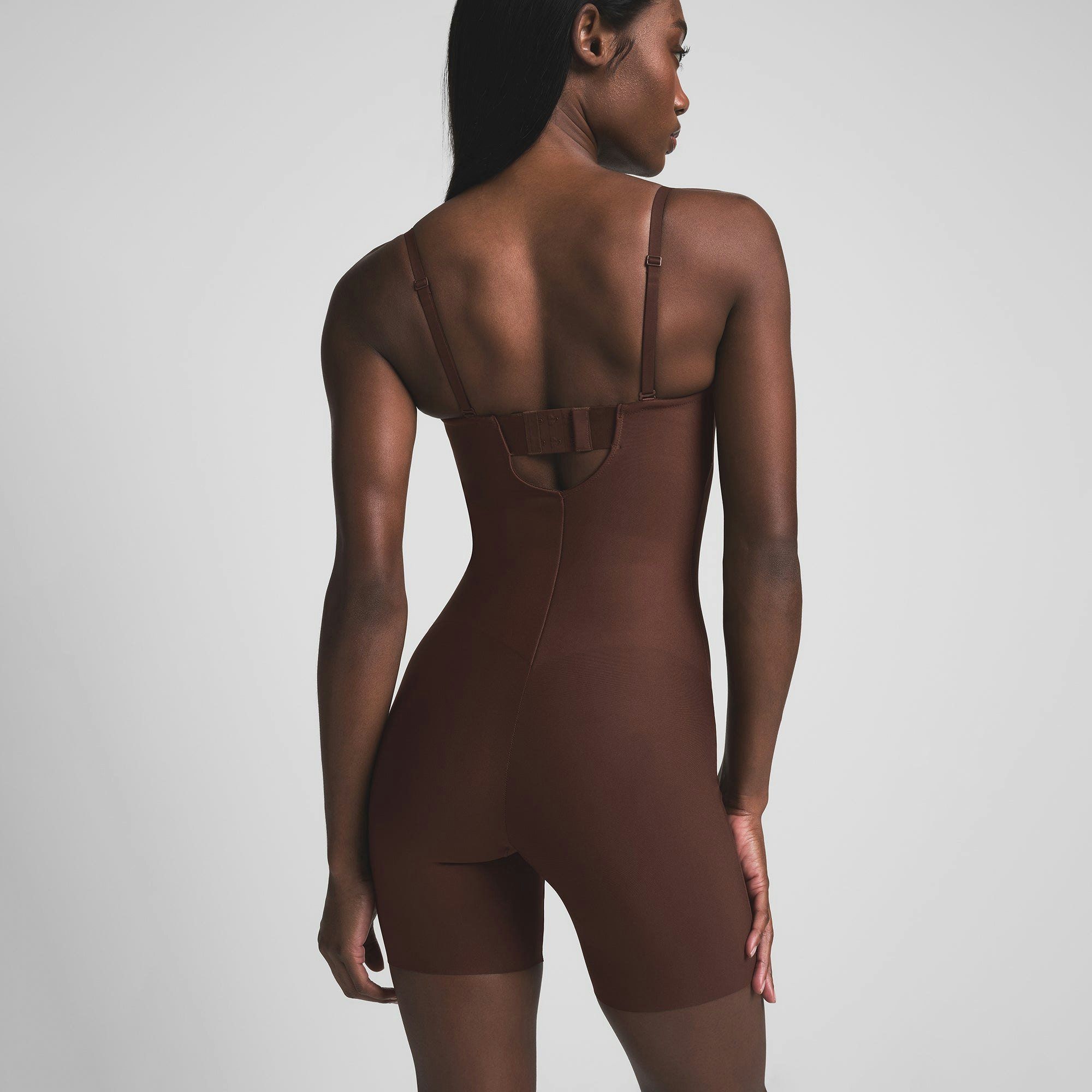 SKIMS BODY CORE SCULPT UNDERWIRE MID THIGH BODYSUIT | COCOA ON A MODEL BACK VIEW | FOCUS: 0.0, 1.0, 0.9
