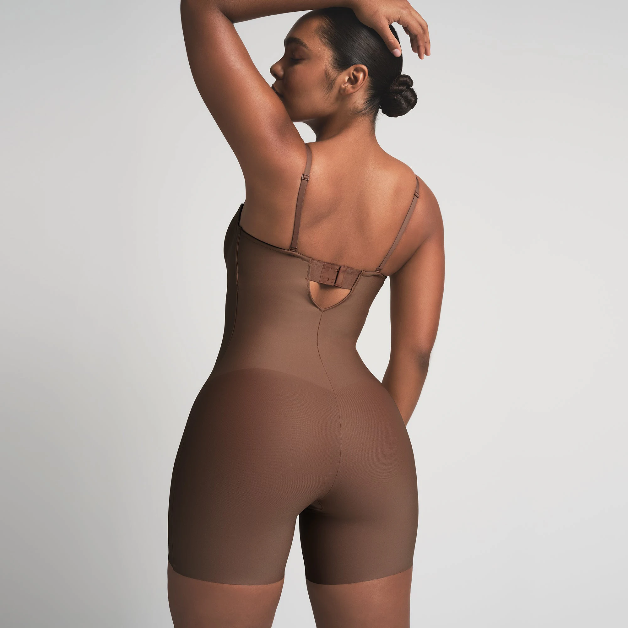 SKIMS BODY CORE SCULPT UNDERWIRE MID THIGH BODYSUIT | JASPER ON A MODEL FRONT VIEW @ | FOCUS: 0.0, 1.0, 0.9