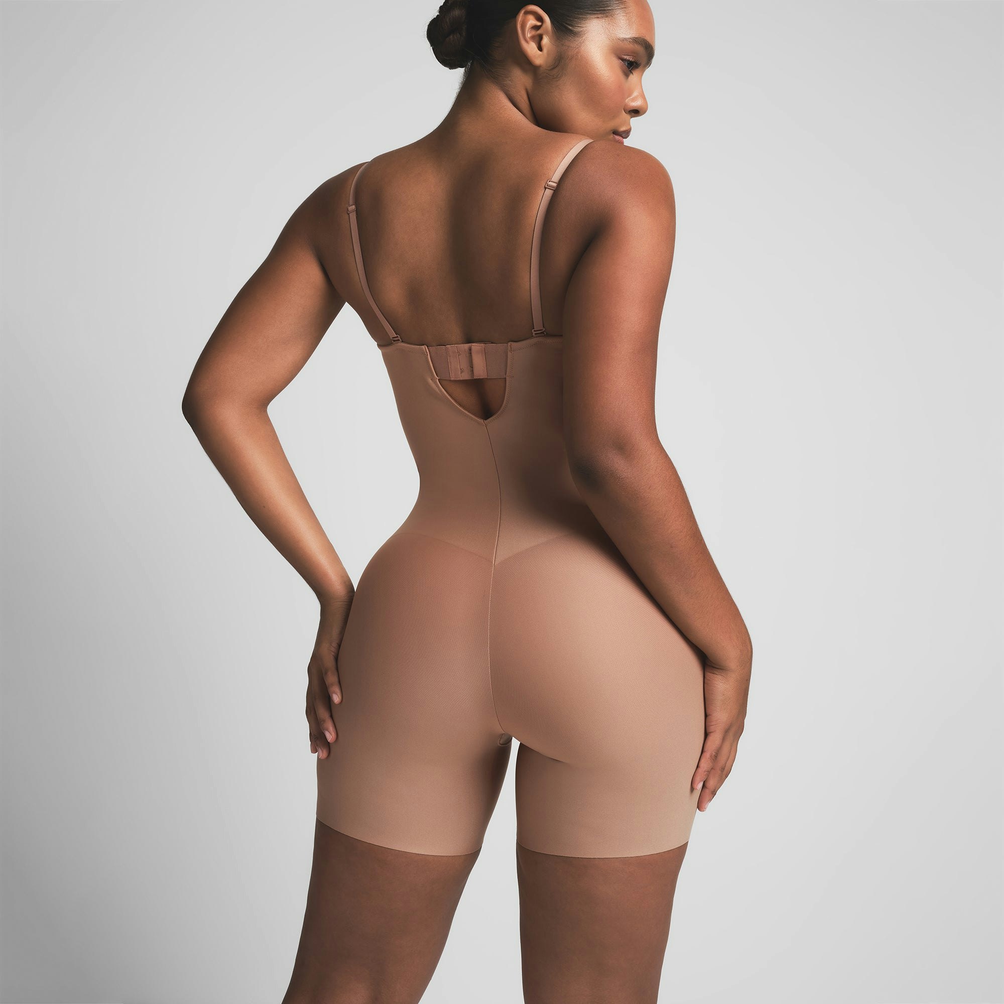 SKIMS BODY CORE SCULPT UNDERWIRE MID THIGH BODYSUIT | SIENNA ON A MODEL BACK VIEW | FOCUS: 0.0, 1.0, 0.9