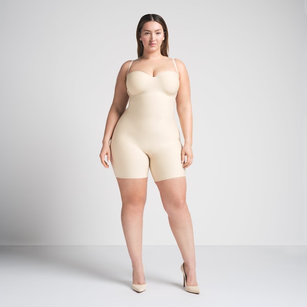 SKIMS BODY CORE SCULPT UNDERWIRE MID THIGH BODYSUIT | SAND ON A MODEL FRONT VIEW @ | FOCUS: 0.0, 1.0, 0.9