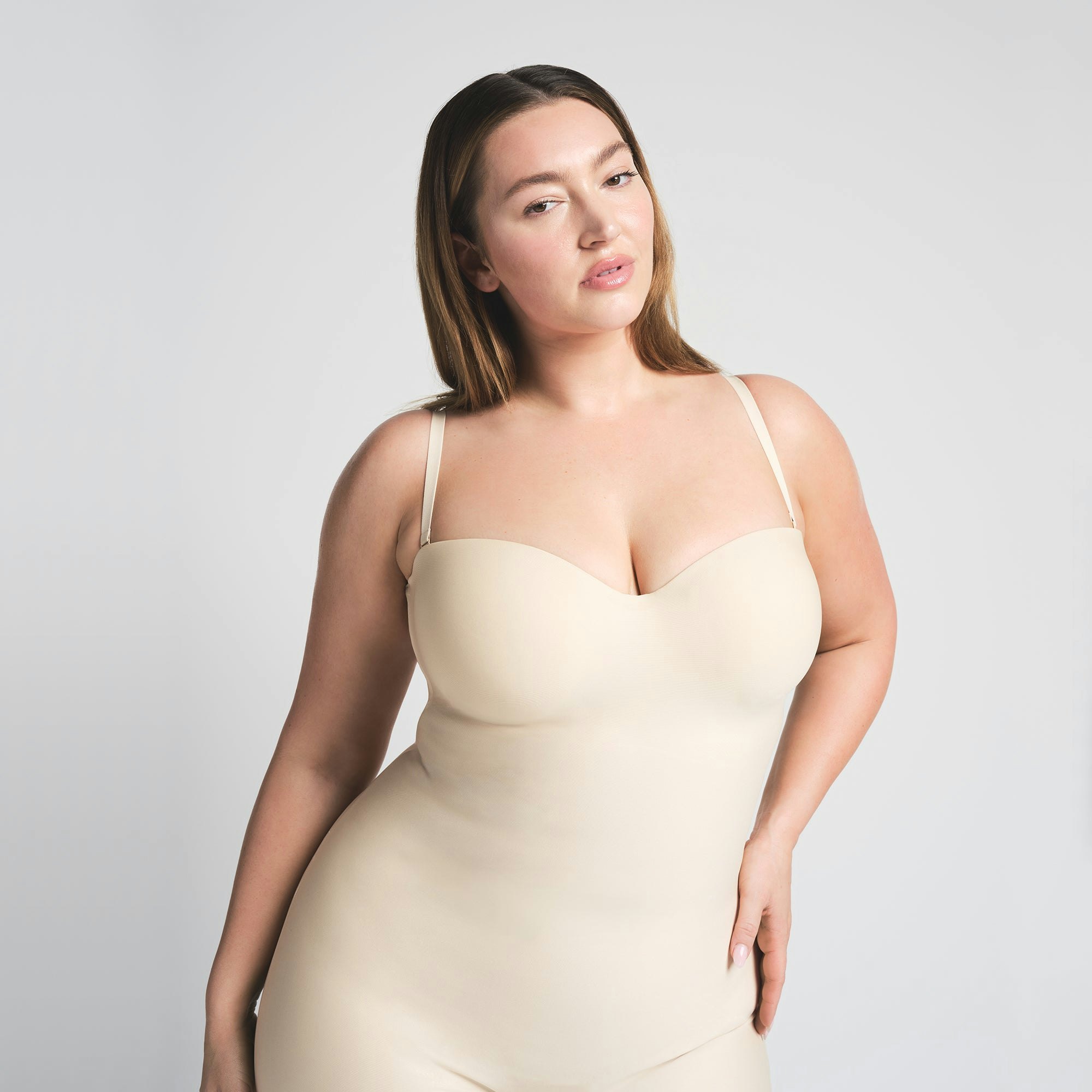 SKIMS BODY CORE SCULPT UNDERWIRE MID THIGH BODYSUIT | SAND ON A MODEL FRONT VIEW @ | FOCUS: 0.0, 1.0, 0.9