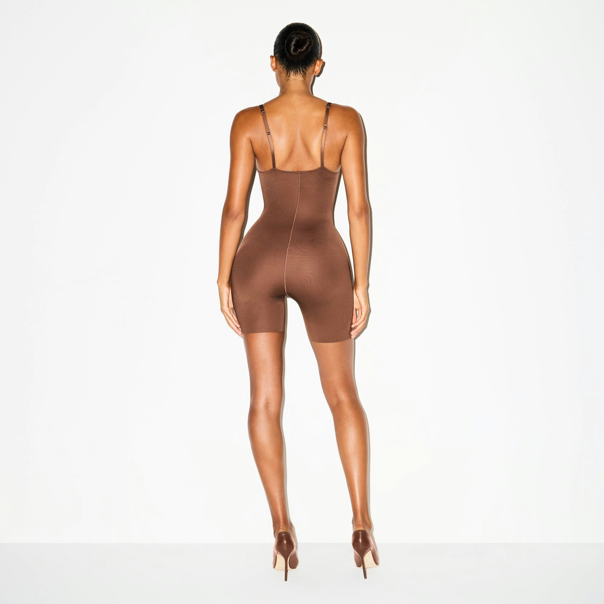 SKIMS ULTIMATE BODY BUTT AND HIP ENHANCING MID THIGH BODYSUIT | JASPER ON A MODEL FRONT VIEW @ | FOCUS: 0.0, 1.0, 0.9