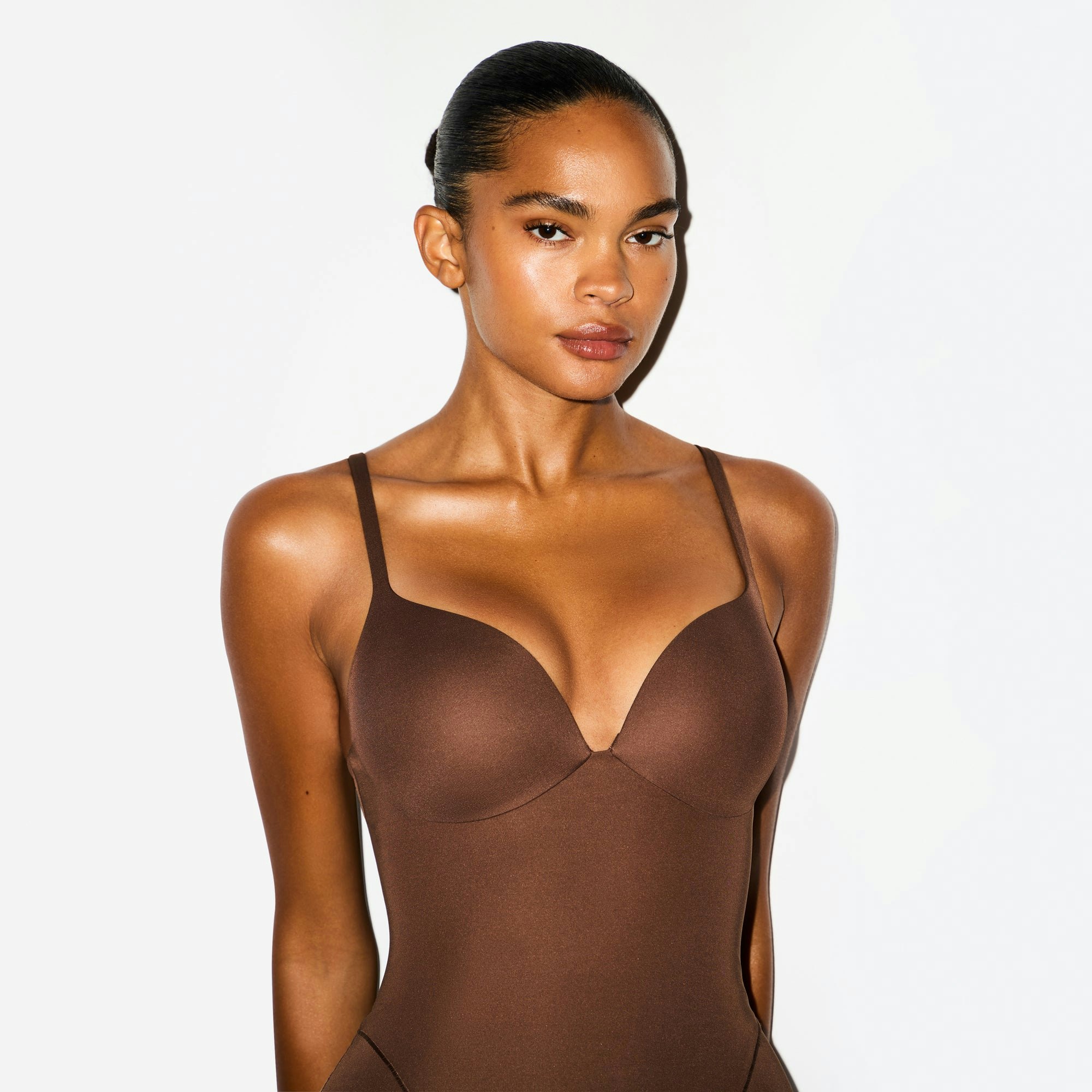 SKIMS ULTIMATE BODY BUTT AND HIP ENHANCING MID THIGH BODYSUIT | JASPER ON A MODEL SIDE VIEW @ | FOCUS: 0.0, 1.0, 0.9