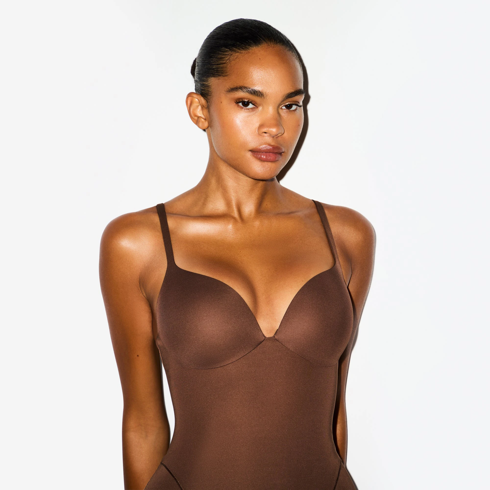 SKIMS ULTIMATE BODY BUTT AND HIP ENHANCING MID THIGH BODYSUIT | JASPER ON A MODEL SIDE VIEW @ | FOCUS: 0.0, 1.0, 0.9