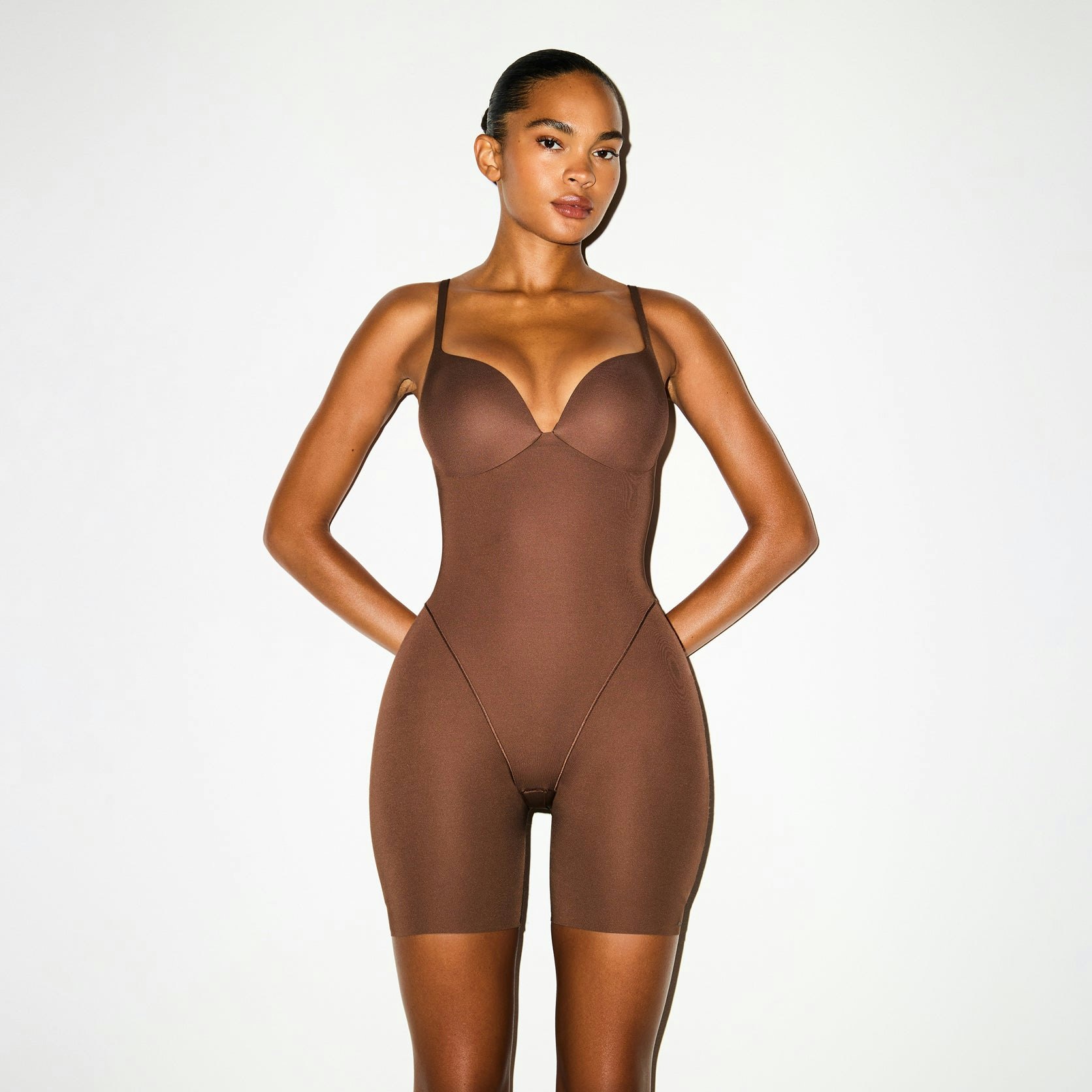 SKIMS ULTIMATE BODY BUTT AND HIP ENHANCING MID THIGH BODYSUIT | JASPER ON A MODEL SIDE VIEW @ | FOCUS: 0.0, 1.0, 0.9