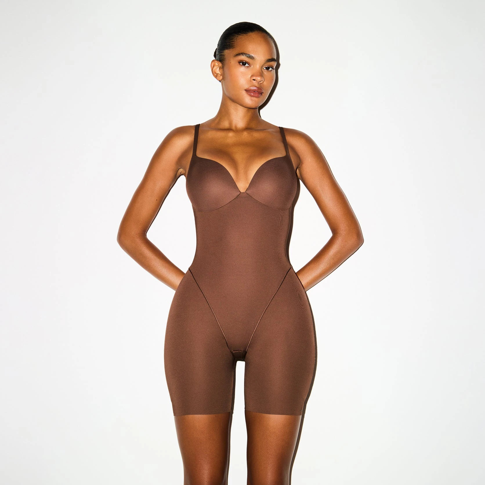 SKIMS ULTIMATE BODY BUTT AND HIP ENHANCING MID THIGH BODYSUIT | JASPER ON A MODEL SIDE VIEW @ | FOCUS: 0.0, 1.0, 0.9