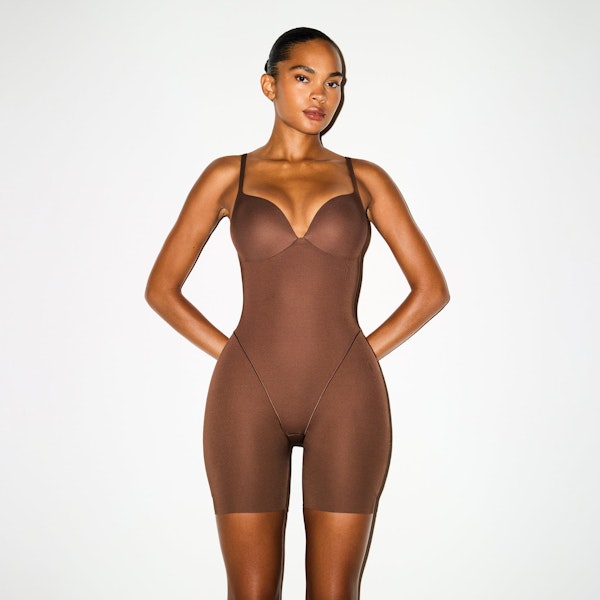 SKIMS ULTIMATE BODY BUTT AND HIP ENHANCING MID THIGH BODYSUIT | JASPER ON A MODEL SIDE VIEW @ | FOCUS: 0.0, 1.0, 0.9