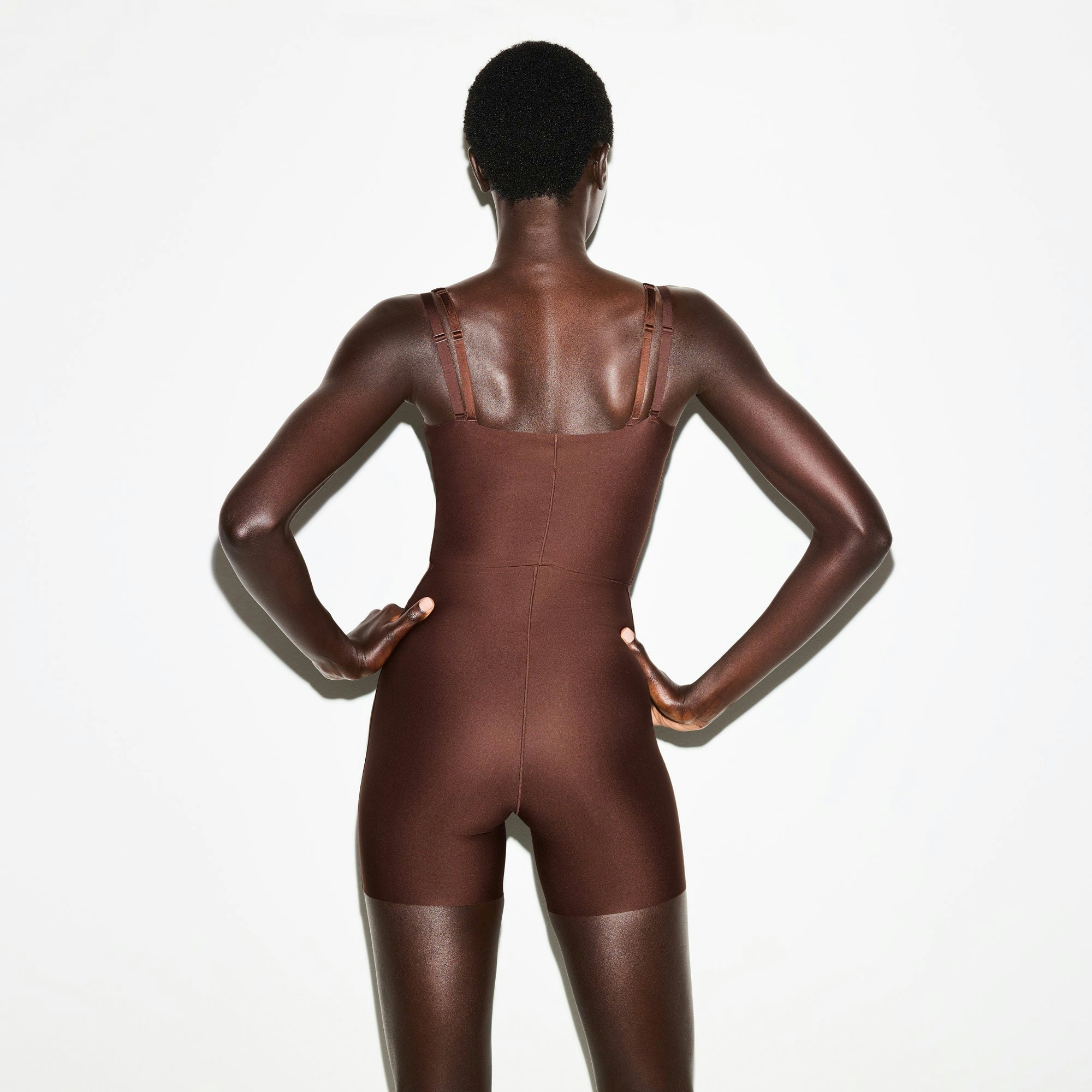 SKIMS BODY CORE SCULPT FUNCTIONAL MID THIGH BODYSUIT | COCOA ON A MODEL SIDE VIEW @ | FOCUS: 0.0, 1.0, 0.9