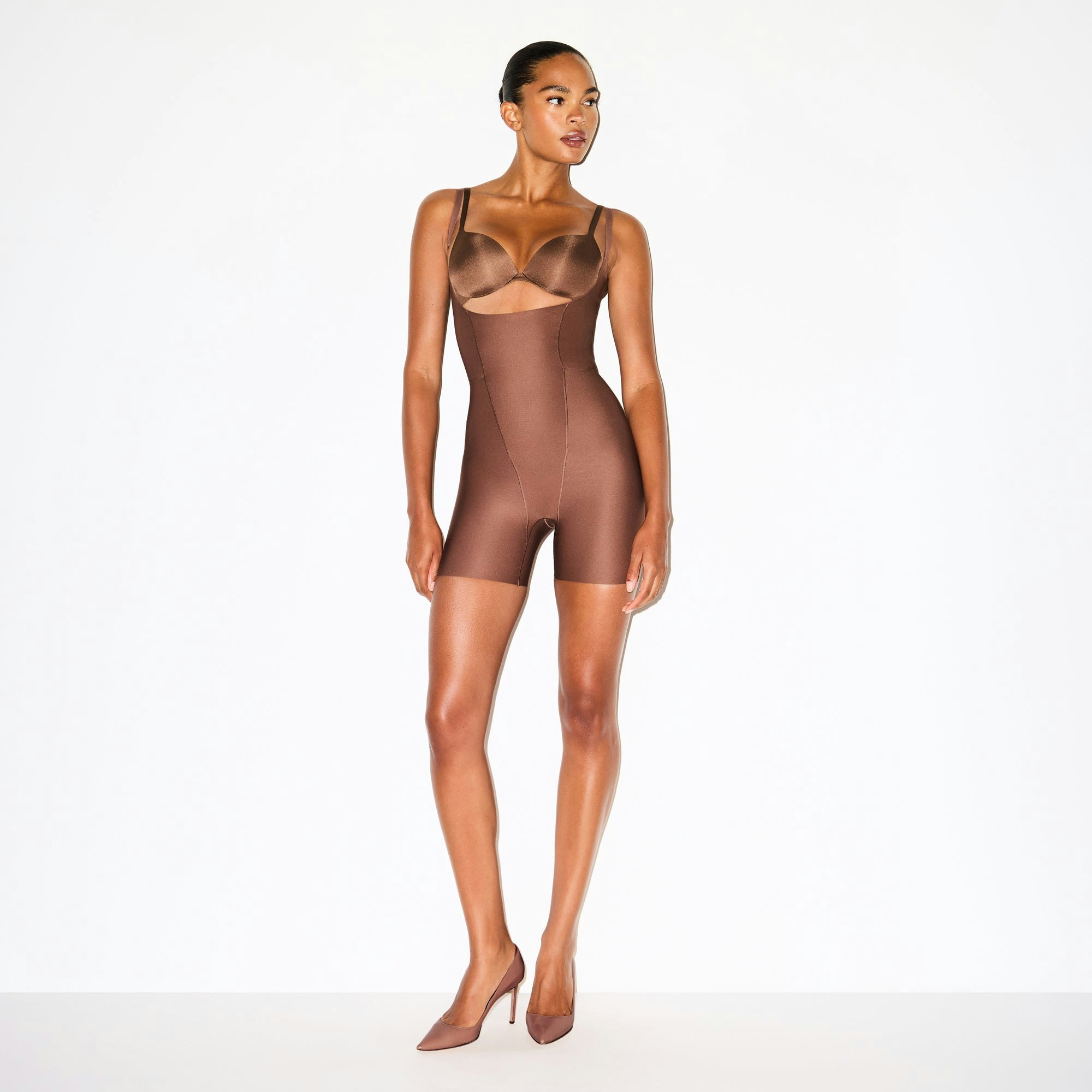 SKIMS BODY CORE SCULPT FUNCTIONAL MID THIGH BODYSUIT | JASPER ON A MODEL FRONT VIEW @ | FOCUS: 0.0, 1.0, 0.9