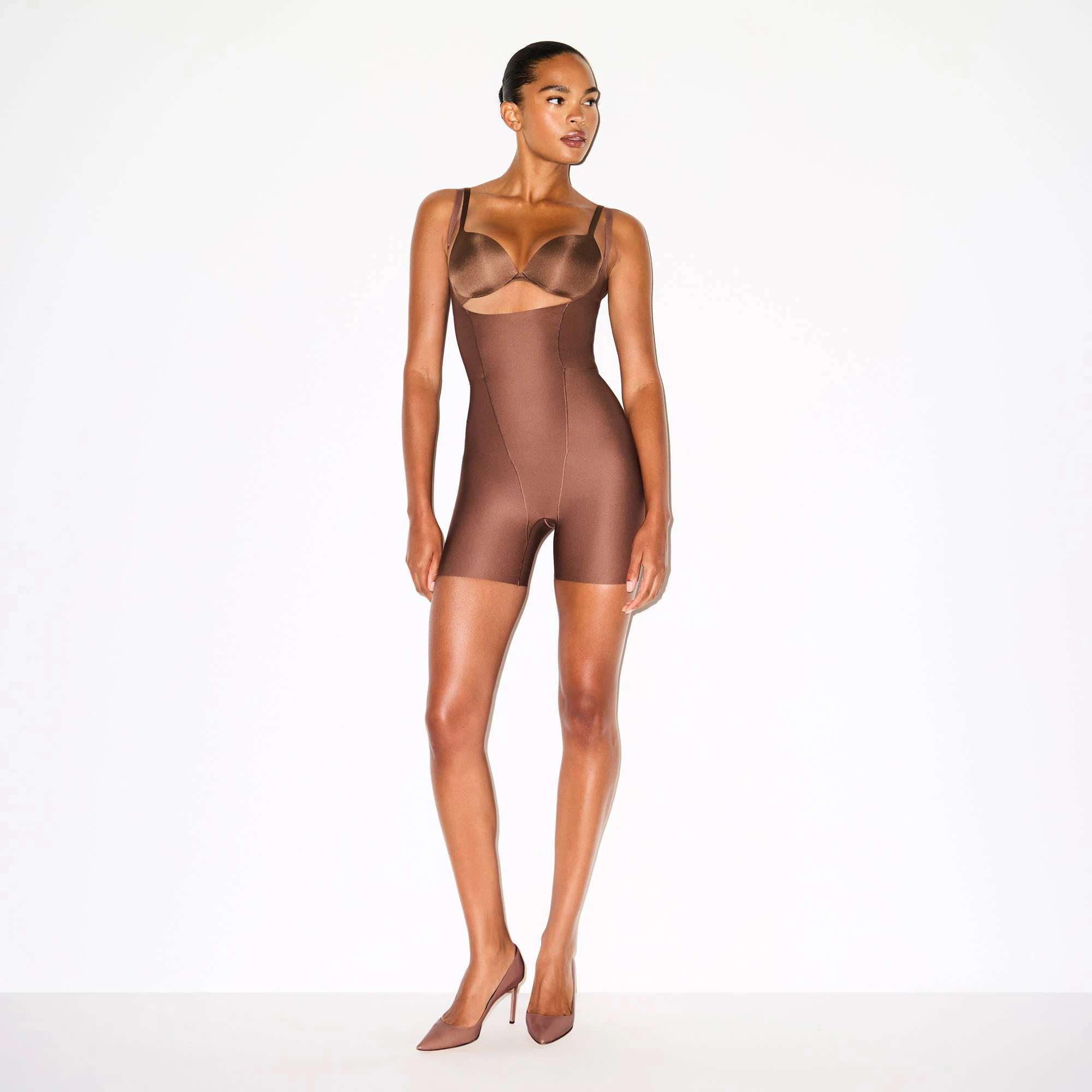 SKIMS BODY CORE SCULPT FUNCTIONAL MID THIGH BODYSUIT | JASPER ON A MODEL FRONT VIEW @ | FOCUS: 0.0, 1.0, 0.9