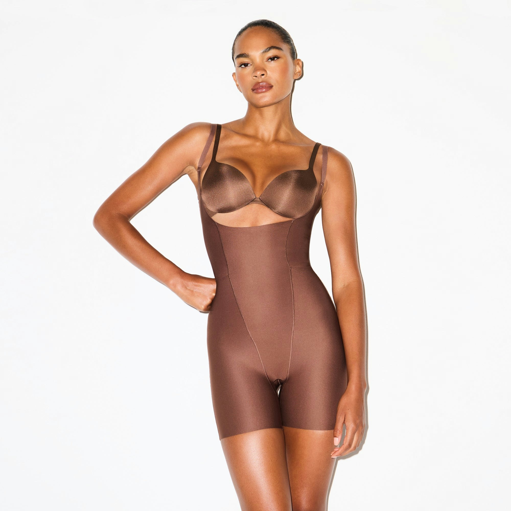 SKIMS BODY CORE SCULPT FUNCTIONAL MID THIGH BODYSUIT | JASPER ON A MODEL SIDE VIEW @ | FOCUS: 0.0, 1.0, 0.9