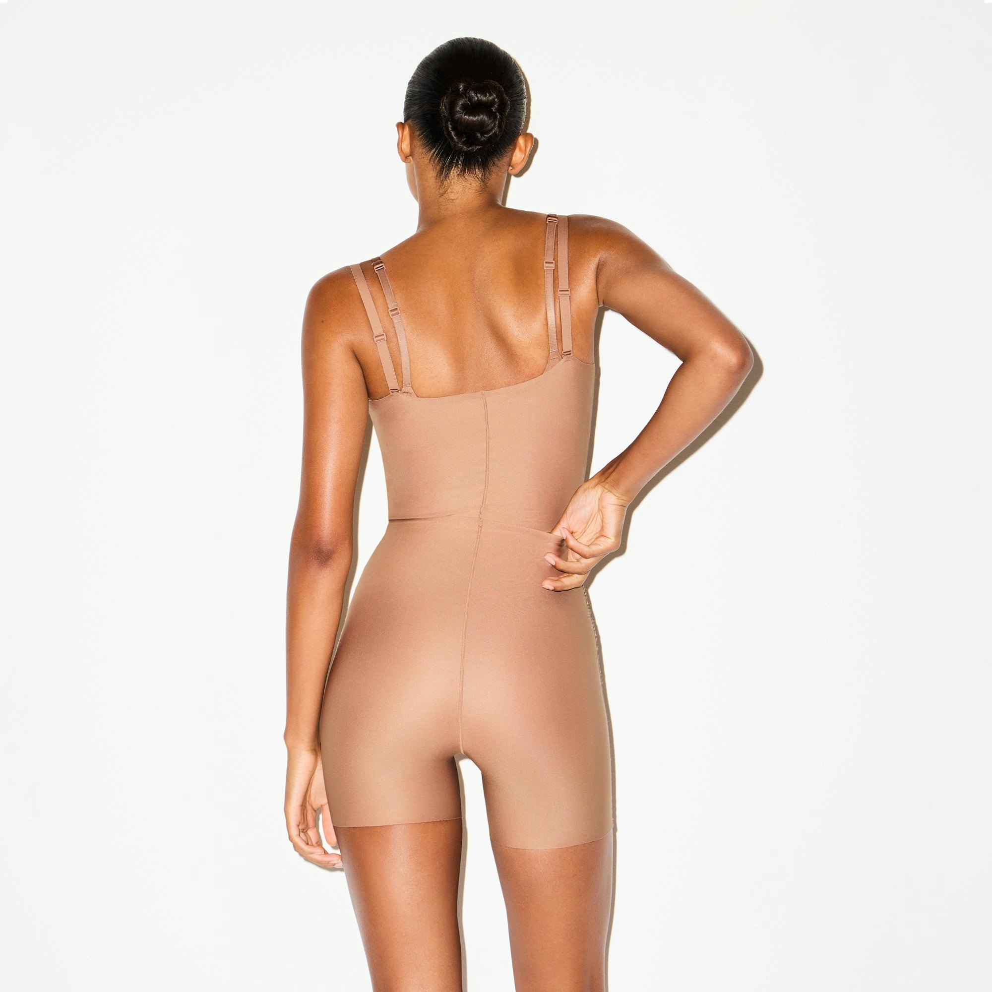 SKIMS BODY CORE SCULPT FUNCTIONAL MID THIGH BODYSUIT | SIENNA ON A MODEL SIDE VIEW @ | FOCUS: 0.0, 1.0, 0.9