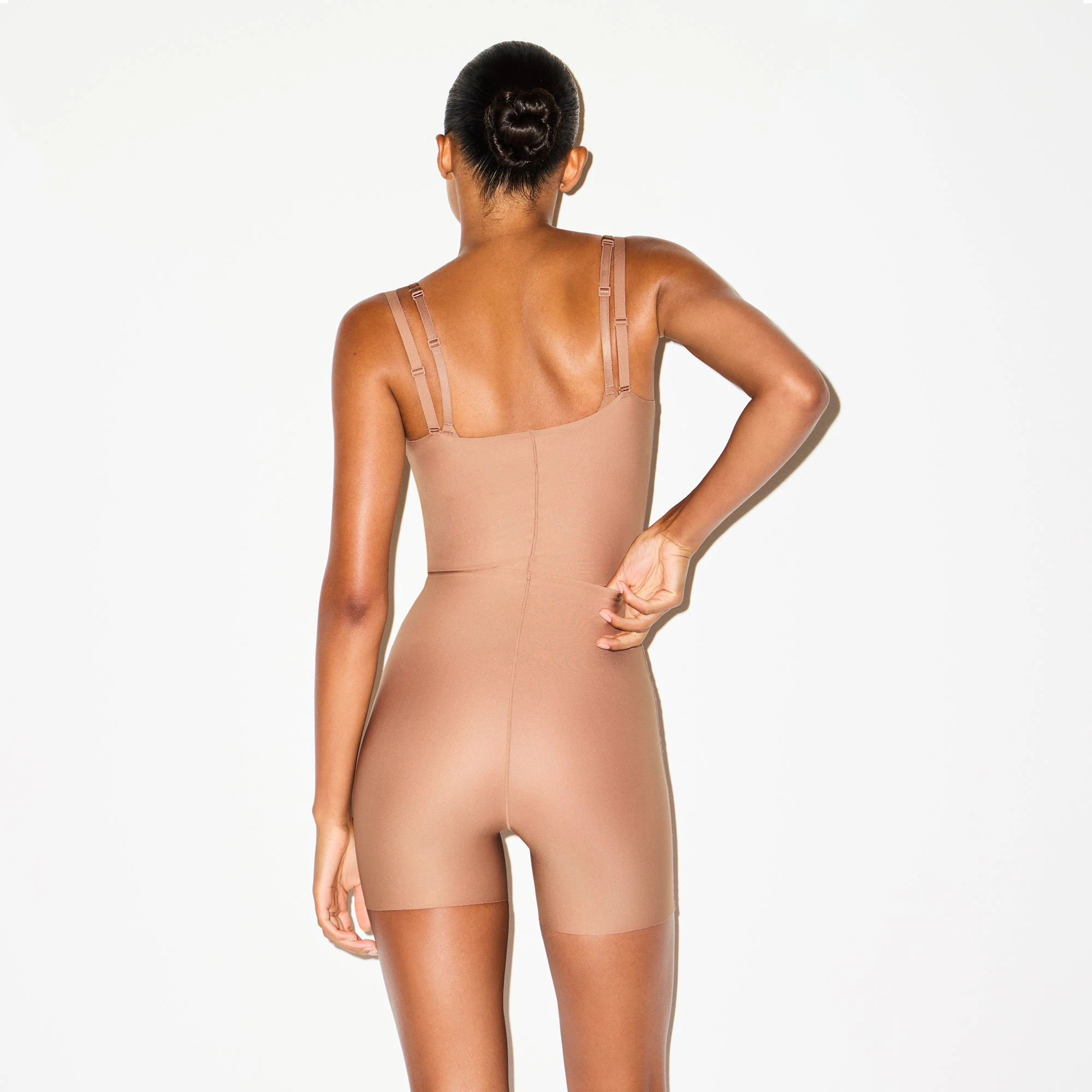SKIMS BODY CORE SCULPT FUNCTIONAL MID THIGH BODYSUIT | SIENNA ON A MODEL SIDE VIEW @ | FOCUS: 0.0, 1.0, 0.9