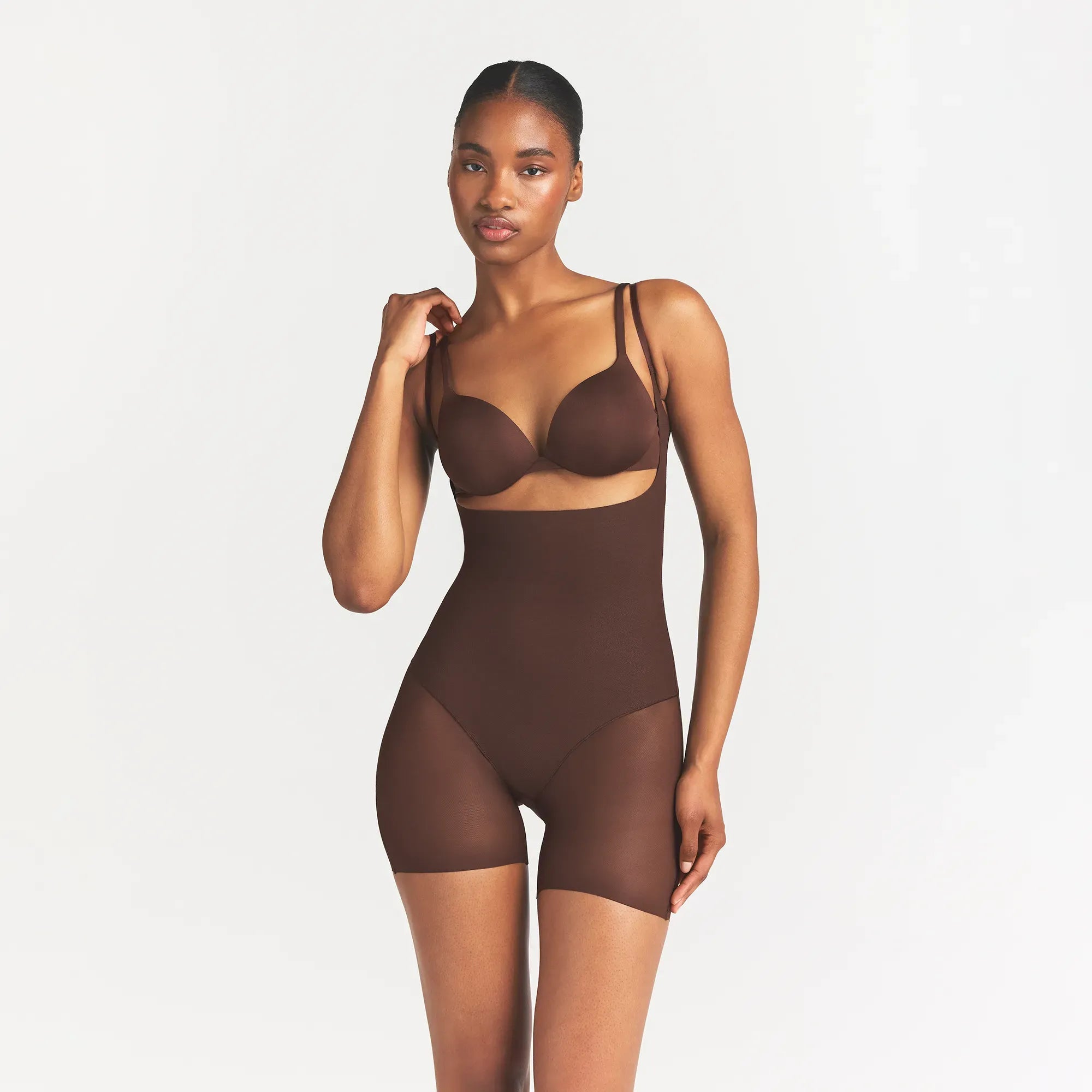 SKIMS BODY CORE SCULPT BACK SMOOTHING OPEN BUST MID THIGH BODYSUIT | COCOA ON A MODEL FRONT VIEW @