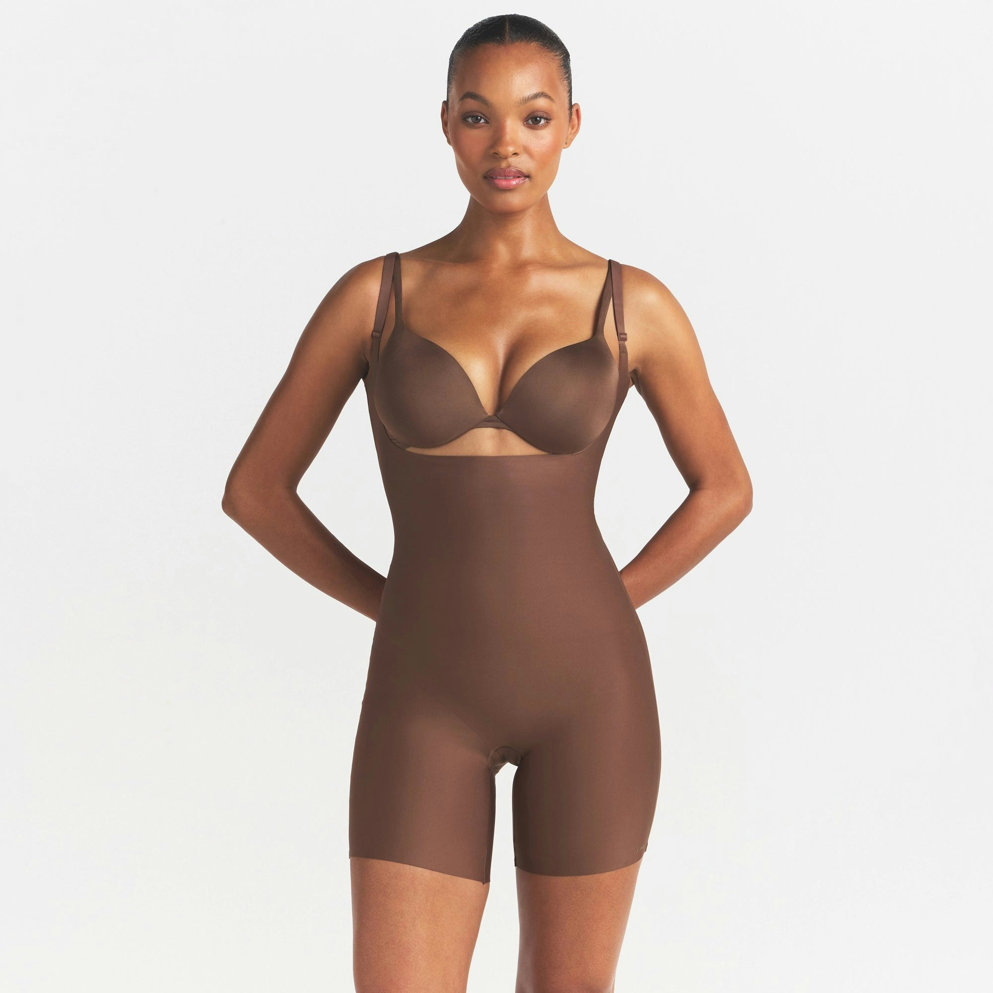 SKIMS BODY CORE SCULPT BACK SMOOTHING OPEN BUST MID THIGH BODYSUIT | JASPER ON A MODEL SIDE VIEW @ | FOCUS: 0.0, 1.0, 0.9