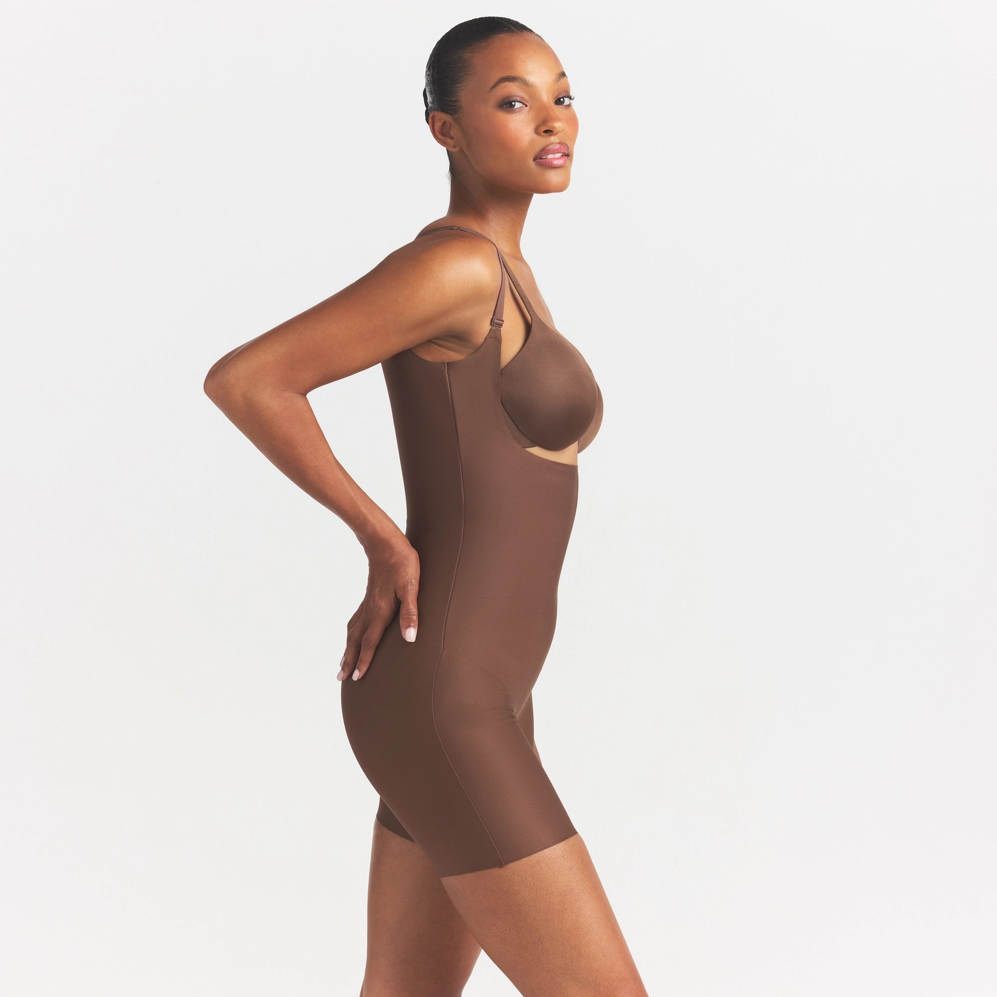 SKIMS BODY CORE SCULPT BACK SMOOTHING OPEN BUST MID THIGH BODYSUIT | JASPER ON A MODEL SIDE VIEW @ | FOCUS: 0.0, 1.0, 0.9