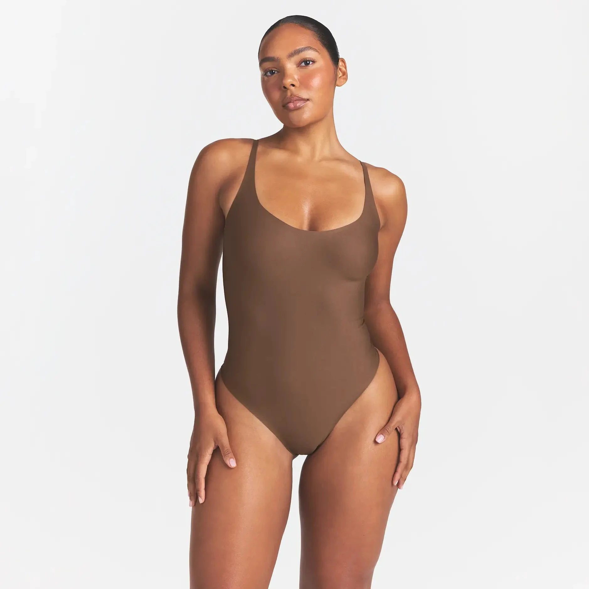 SKIMS BODY SCOOP LOW BACK THONG BODYSUIT | JASPER ON A MODEL FRONT VIEW @ | FOCUS: 0.0, 1.0, 0.9