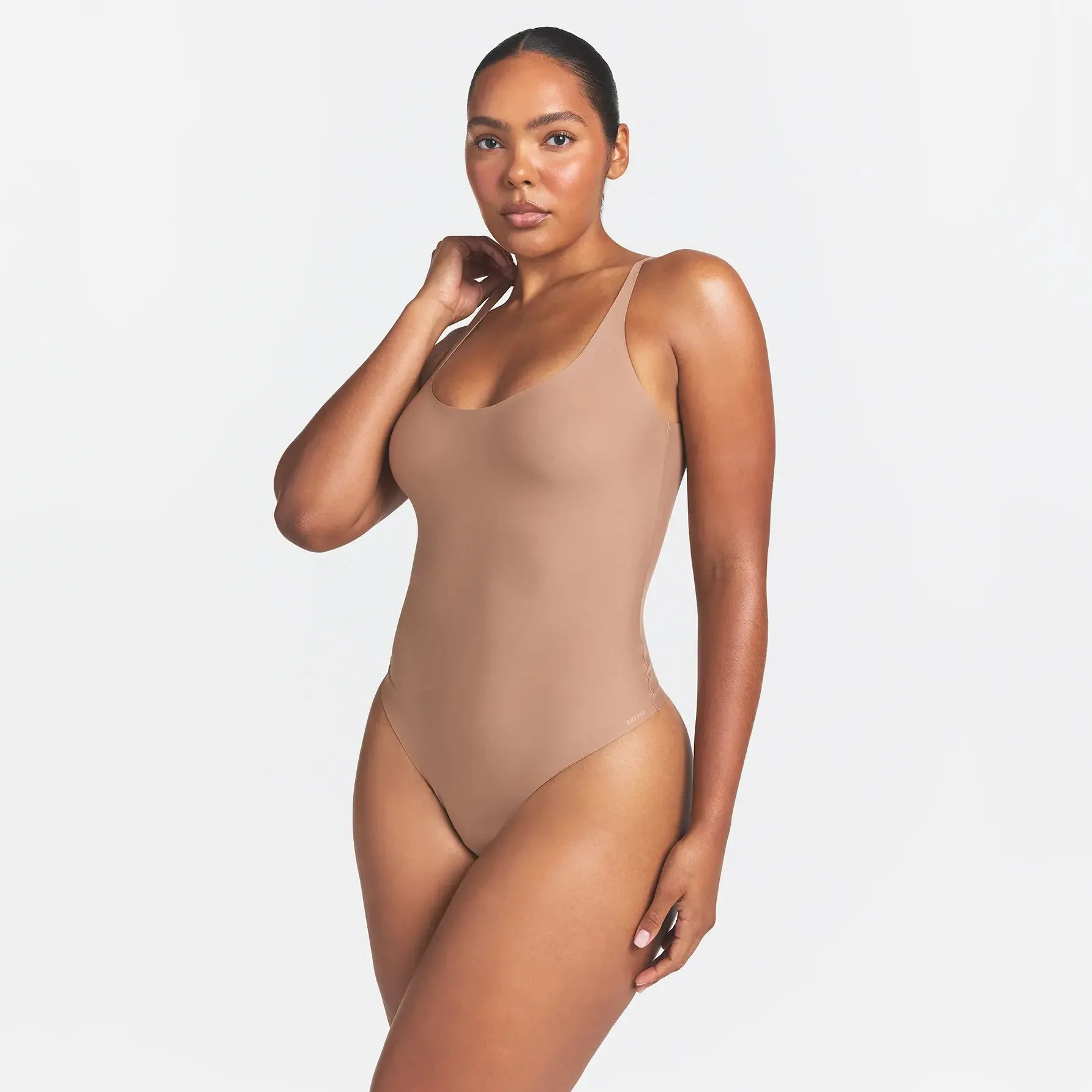 SKIMS BODY SCOOP LOW BACK THONG BODYSUIT | SIENNA ON A MODEL FRONT VIEW @ | FOCUS: 0.0, 1.0, 0.9