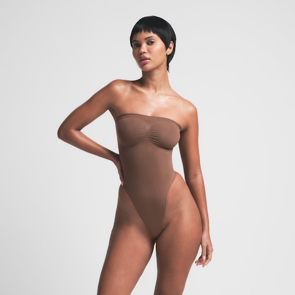 SEAMLESS SCULPT STRAPLESS THONG BODYSUIT | JASPER ON A MODEL FRONT VIEW | FOCUS: 0.0, 1.0, 0.9