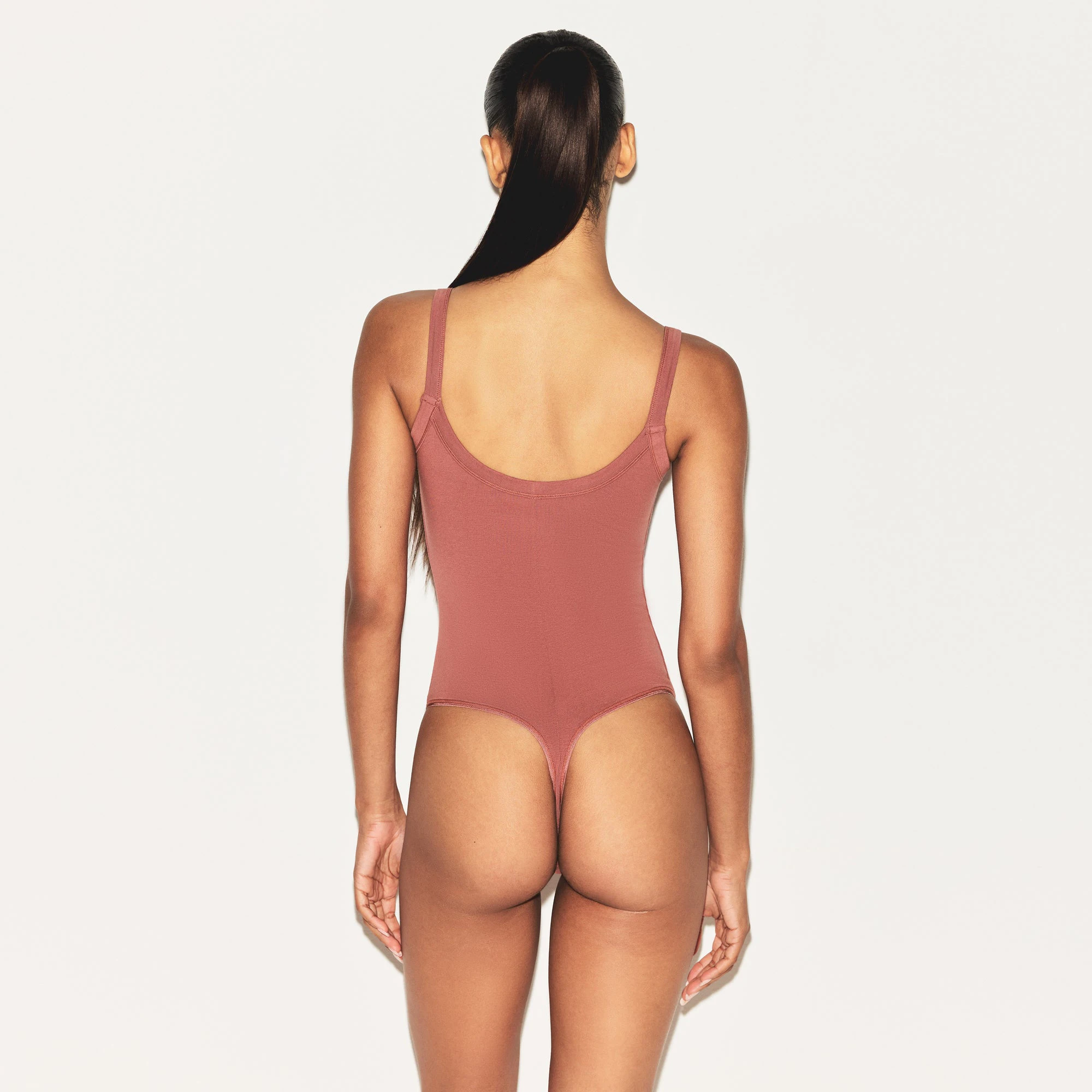 COTTON JERSEY SCOOP NECK BODYSUIT | REDWOOD ON A MODEL SIDE VIEW | FOCUS: 0.0, 1.0, 0.9