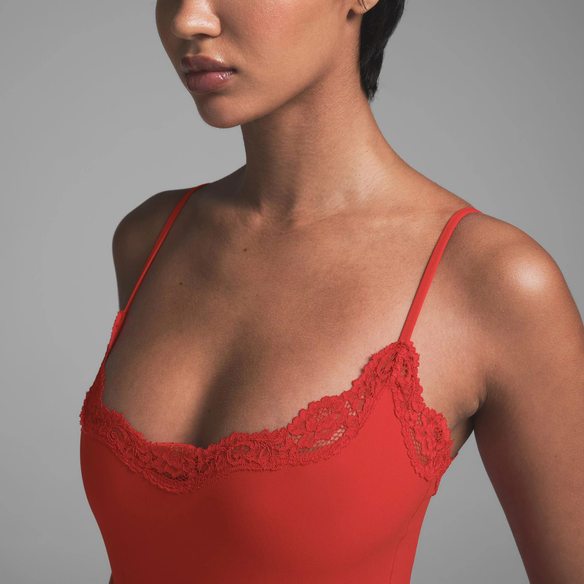 FITS EVERYBODY LACE CAMI BODYSUIT | CAYENNE ON A MODEL SIDE VIEW | FOCUS: 0.0, 1.0, 0.9