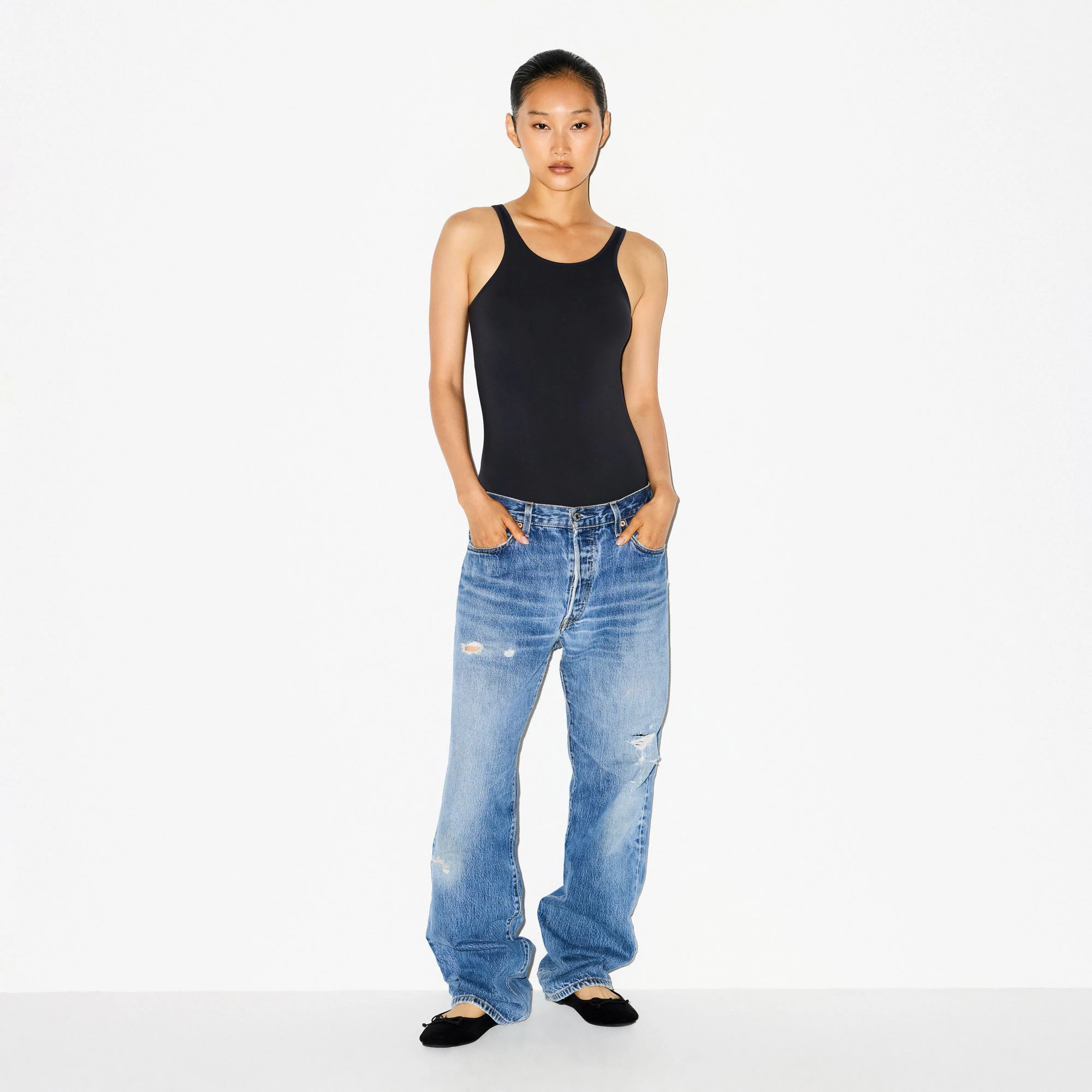 SOFT SMOOTHING SEAMLESS PADDED BODYSUIT | ONYX ON A MODEL FRONT VIEW @ | FOCUS: 0.0, 1.0, 0.9