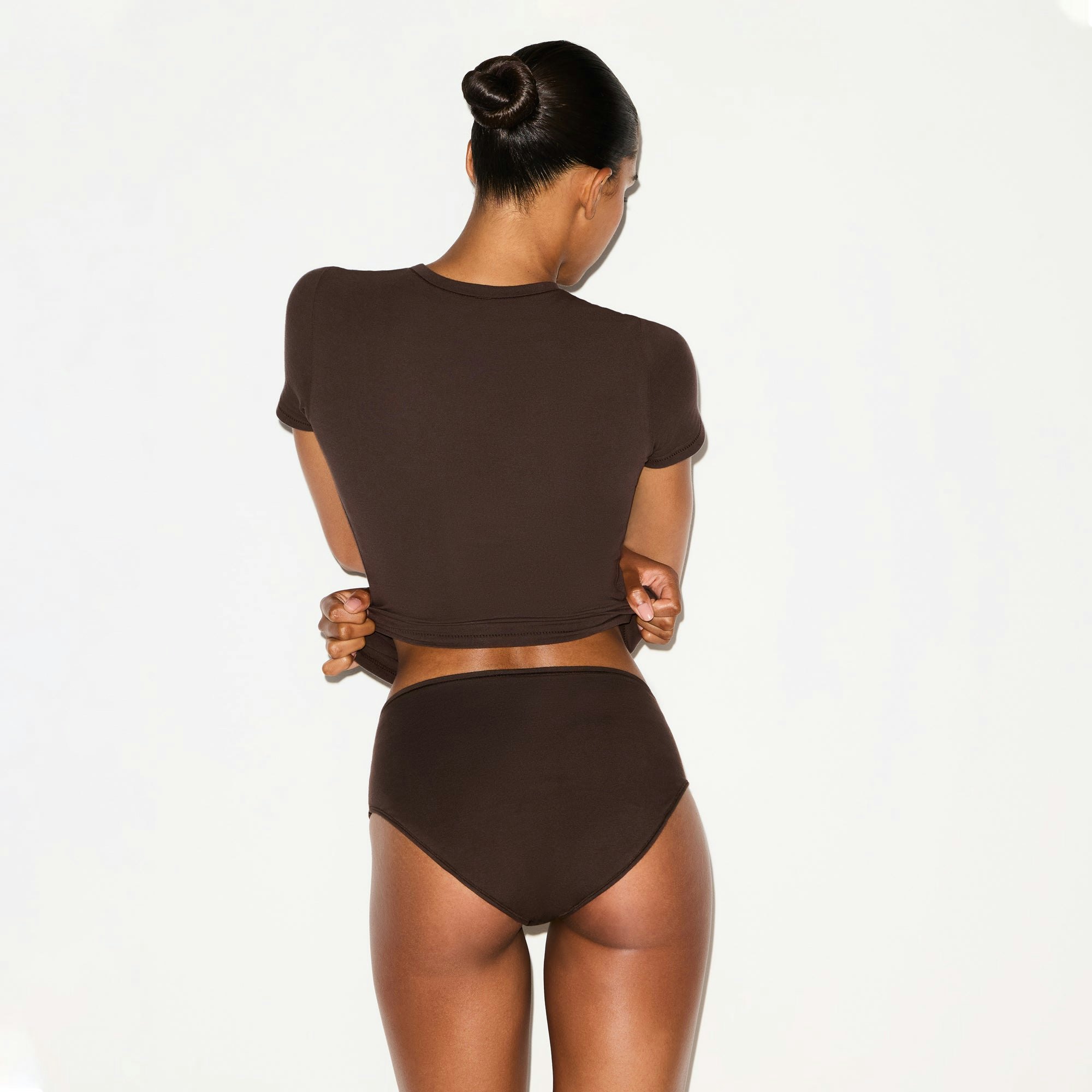 PERIOD PANTIES BRIEF | ESPRESSO ON A MODEL SIDE VIEW @ | FOCUS: 0.0, 1.0, 0.9 @ | FOCUS: 0.9, 0.1, 0.7