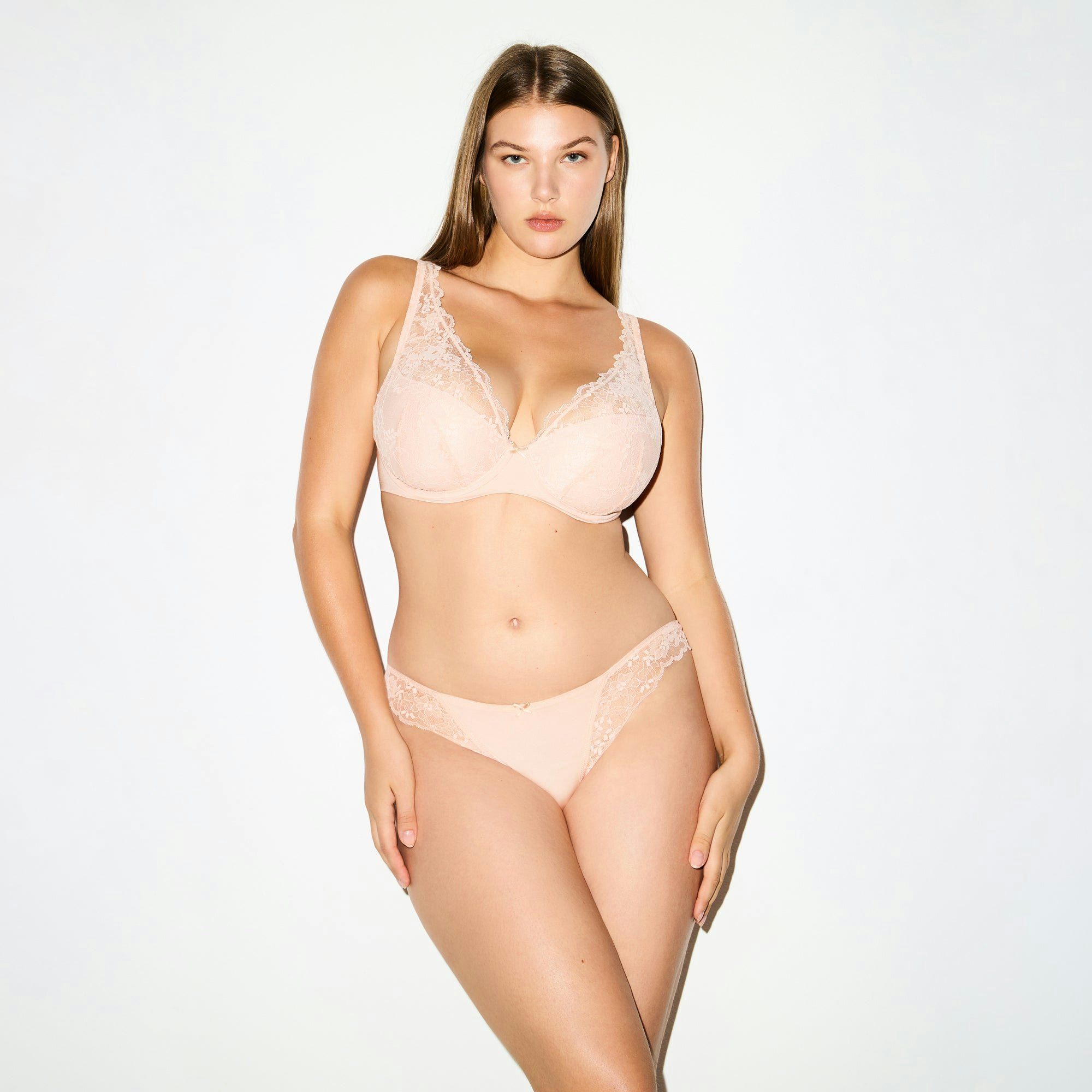 SKIMS LACE BIKINI | PRIMROSE ON A MODEL SIDE VIEW @ | FOCUS: 0.0, 1.0, 0.9