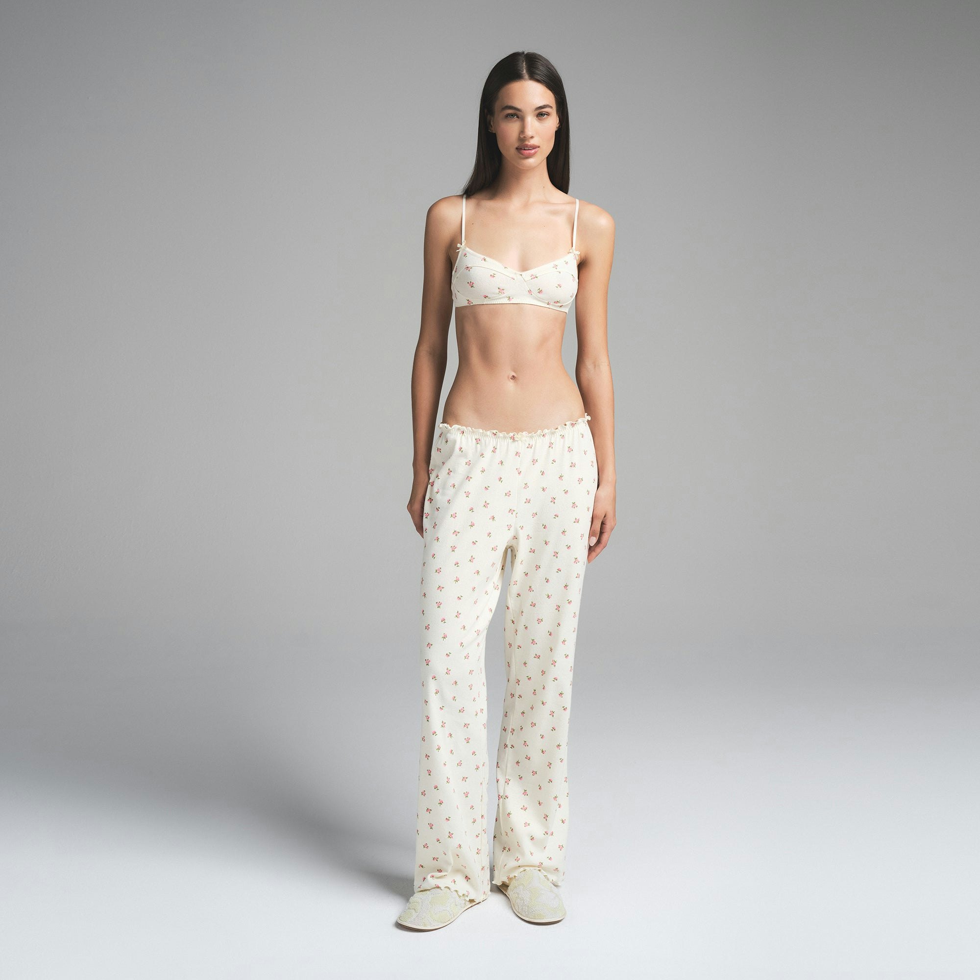 LOGO POINTELLE BRALETTE | MARBLE PINK ROSEBUD PRINT ON A MODEL FRONT VIEW | FOCUS: 0.0, 1.0, 0.9