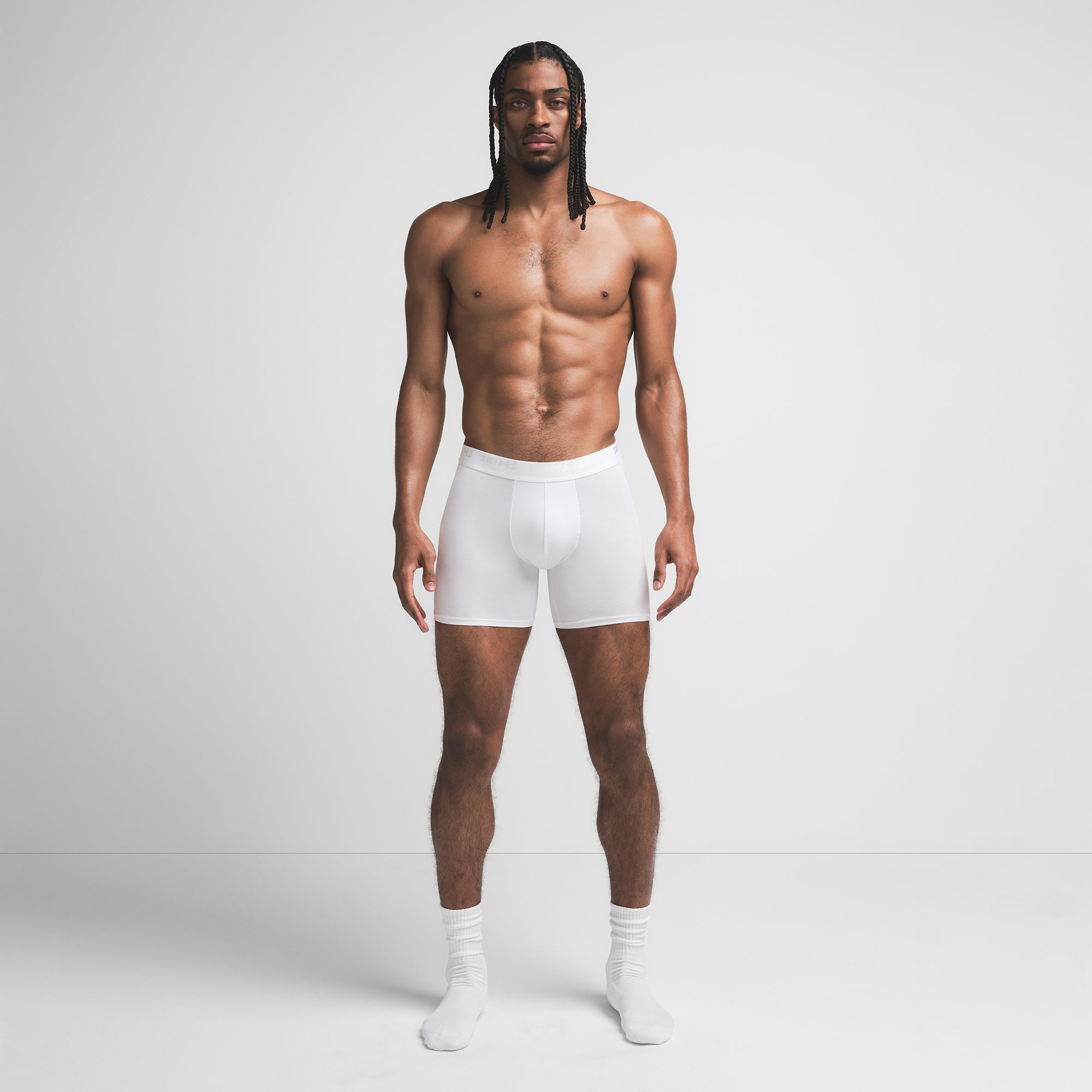 SKIMS STRETCH MENS 5" BOXER BRIEF | CHALK ON A MODEL FRONT VIEW @ | FOCUS: 0.9, 0.1, 0.7
