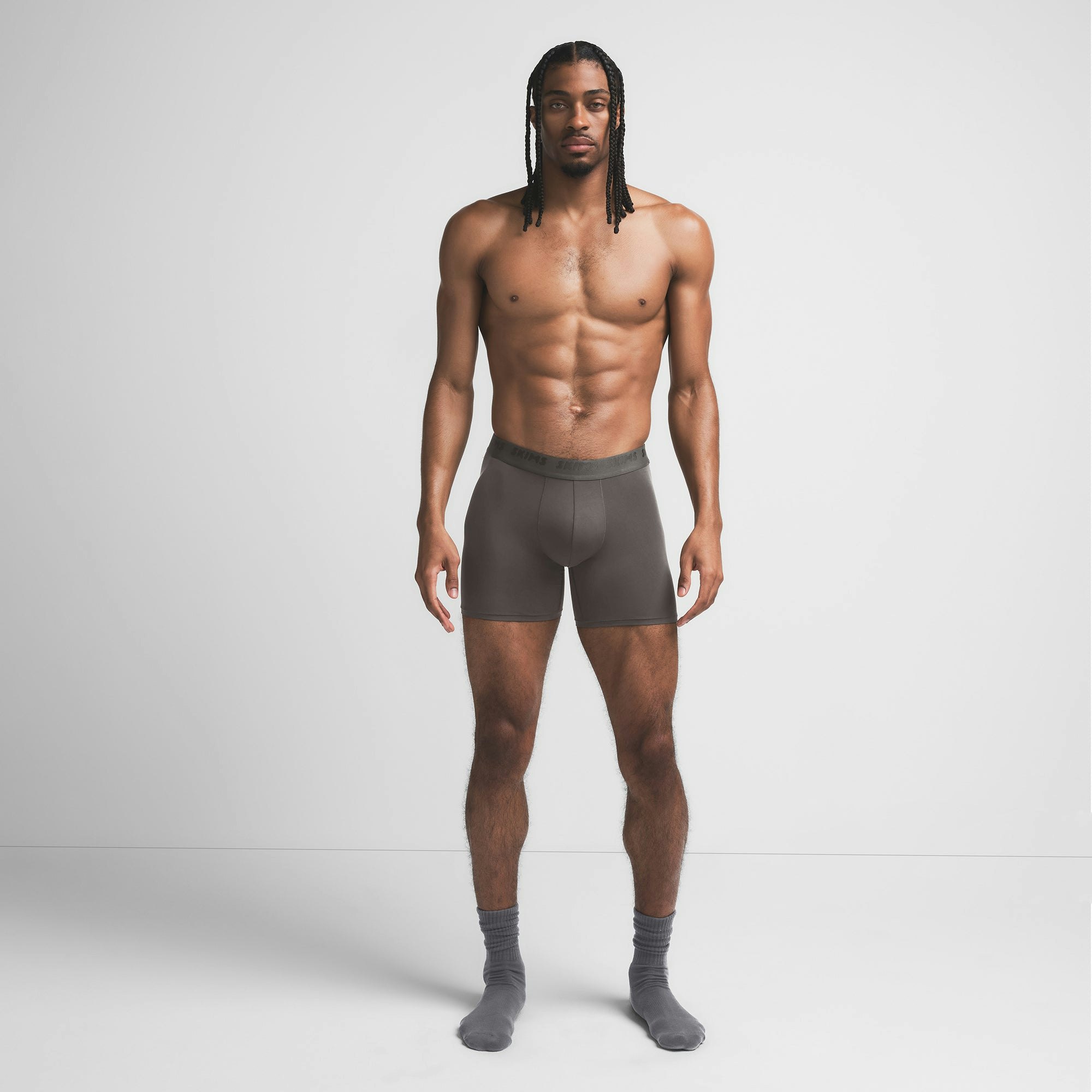 SKIMS STRETCH MENS 5" BOXER BRIEF | GUNMETAL ON A MODEL FRONT VIEW @ | FOCUS: 0.9, 0.1, 0.7