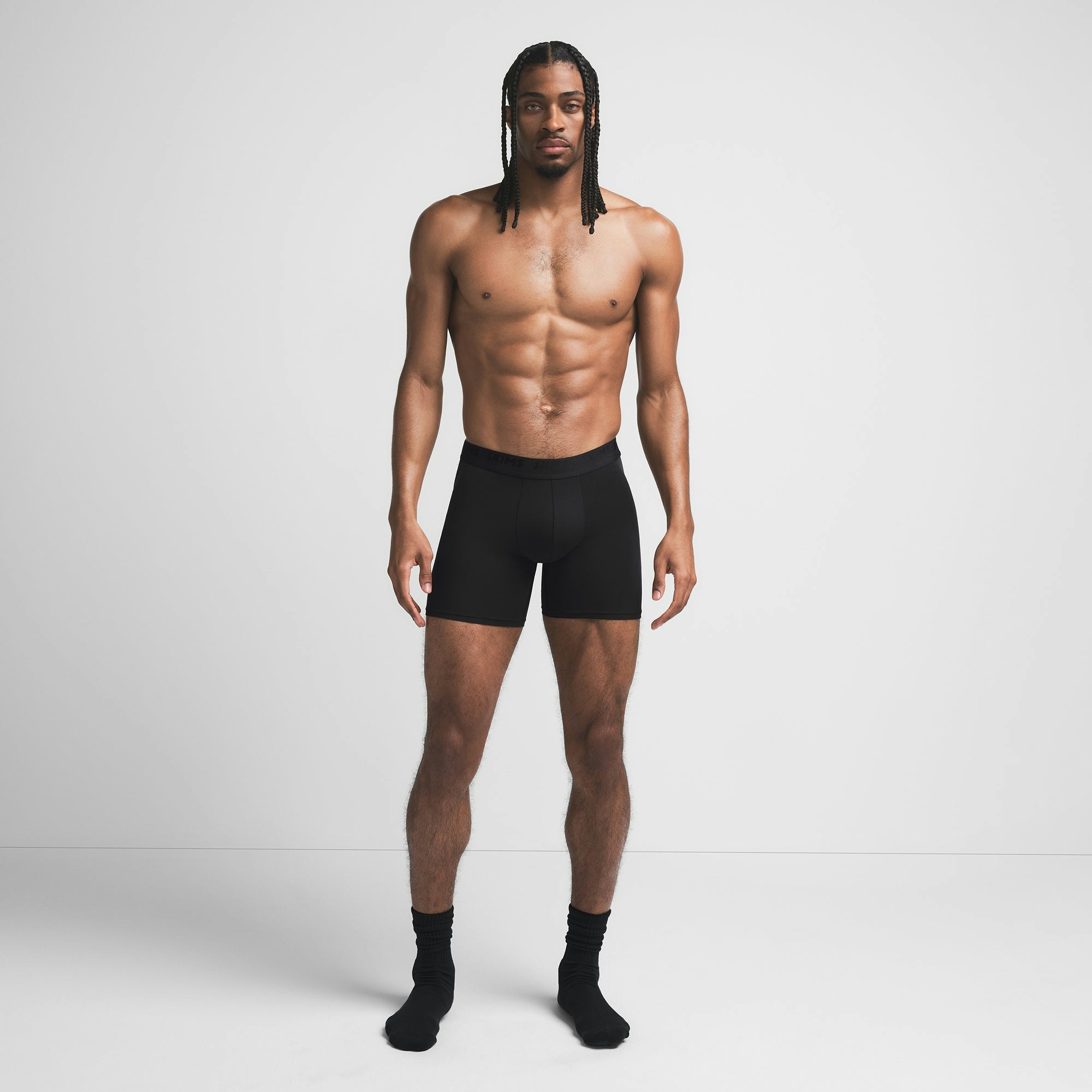SKIMS STRETCH MENS 5" BOXER BRIEF | OBSIDIAN ON A MODEL FRONT VIEW @ | FOCUS: 0.9, 0.1, 0.7