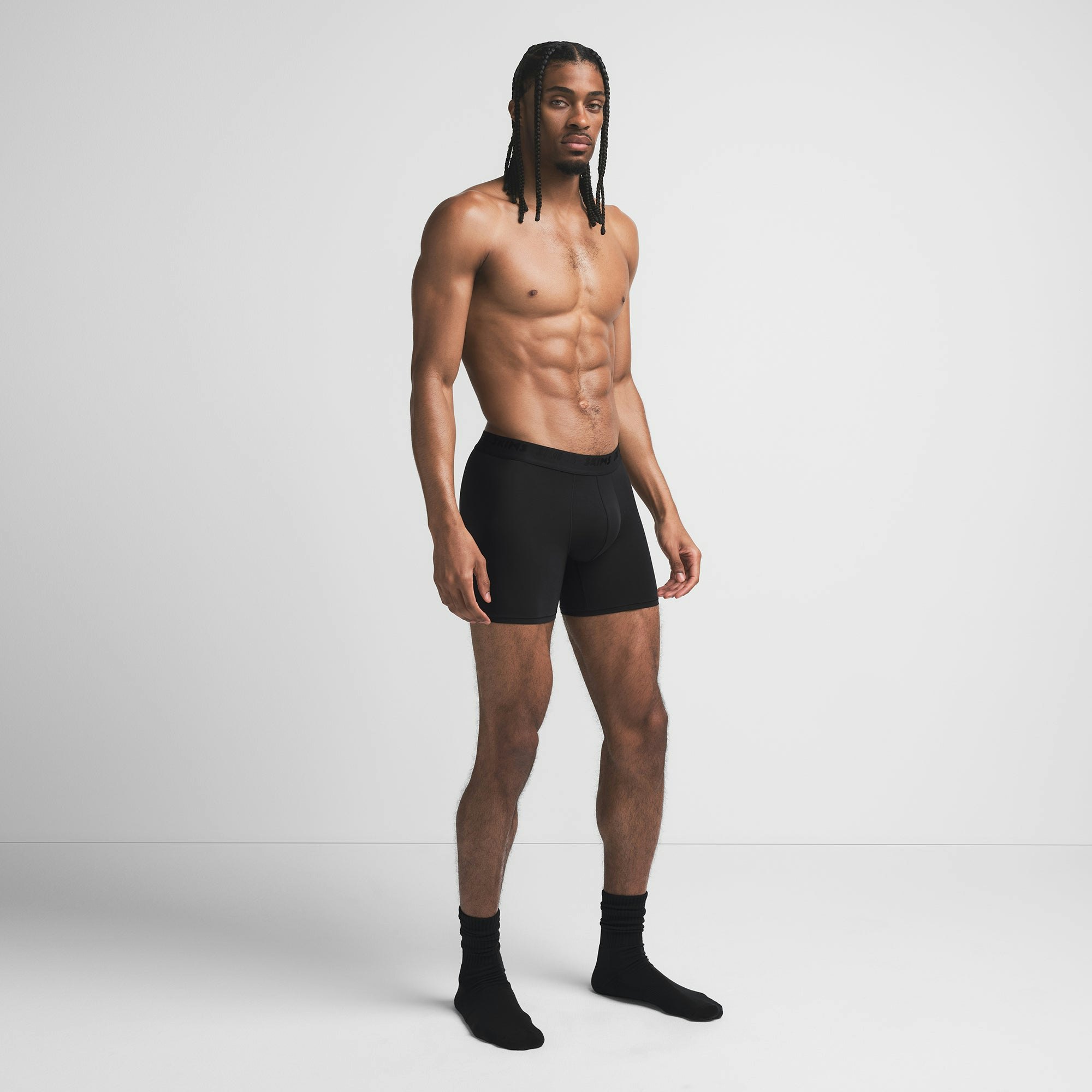 SKIMS STRETCH MENS 5" BOXER BRIEF | OBSIDIAN ON A MODEL SIDE VIEW @ | FOCUS: 0.9, 0.1, 0.7