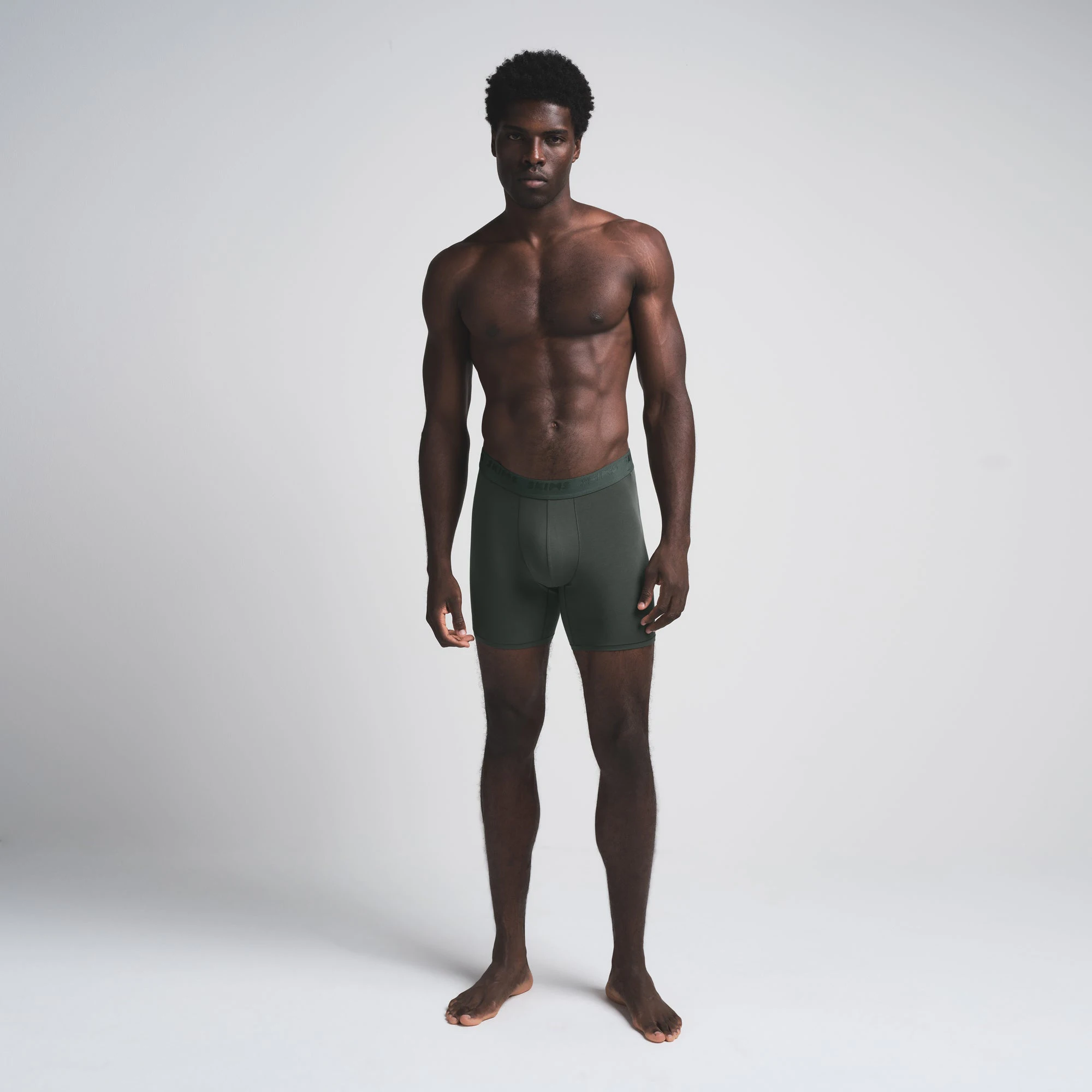 SKIMS STRETCH MENS 5" BOXER BRIEF | DEEP SEA ON A MODEL FRONT VIEW | FOCUS: 0.0, 1.0, 0.9