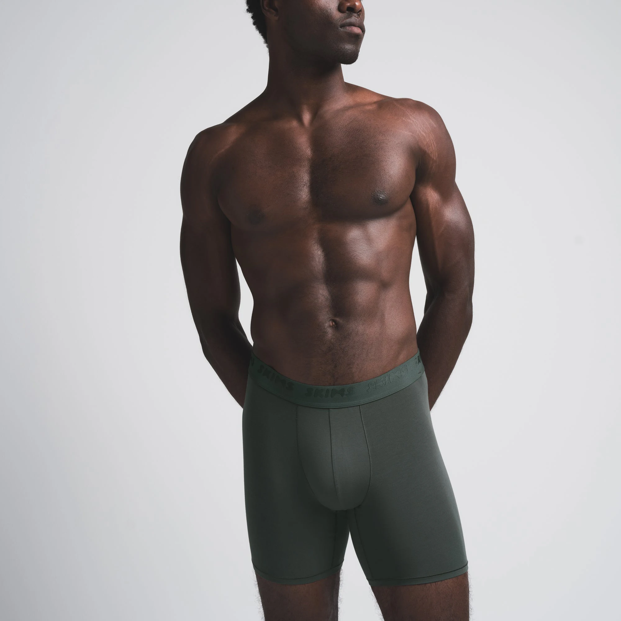 SKIMS STRETCH MENS 5" BOXER BRIEF | DEEP SEA (MENS BOXERS) ON A MODEL FRONT VIEW