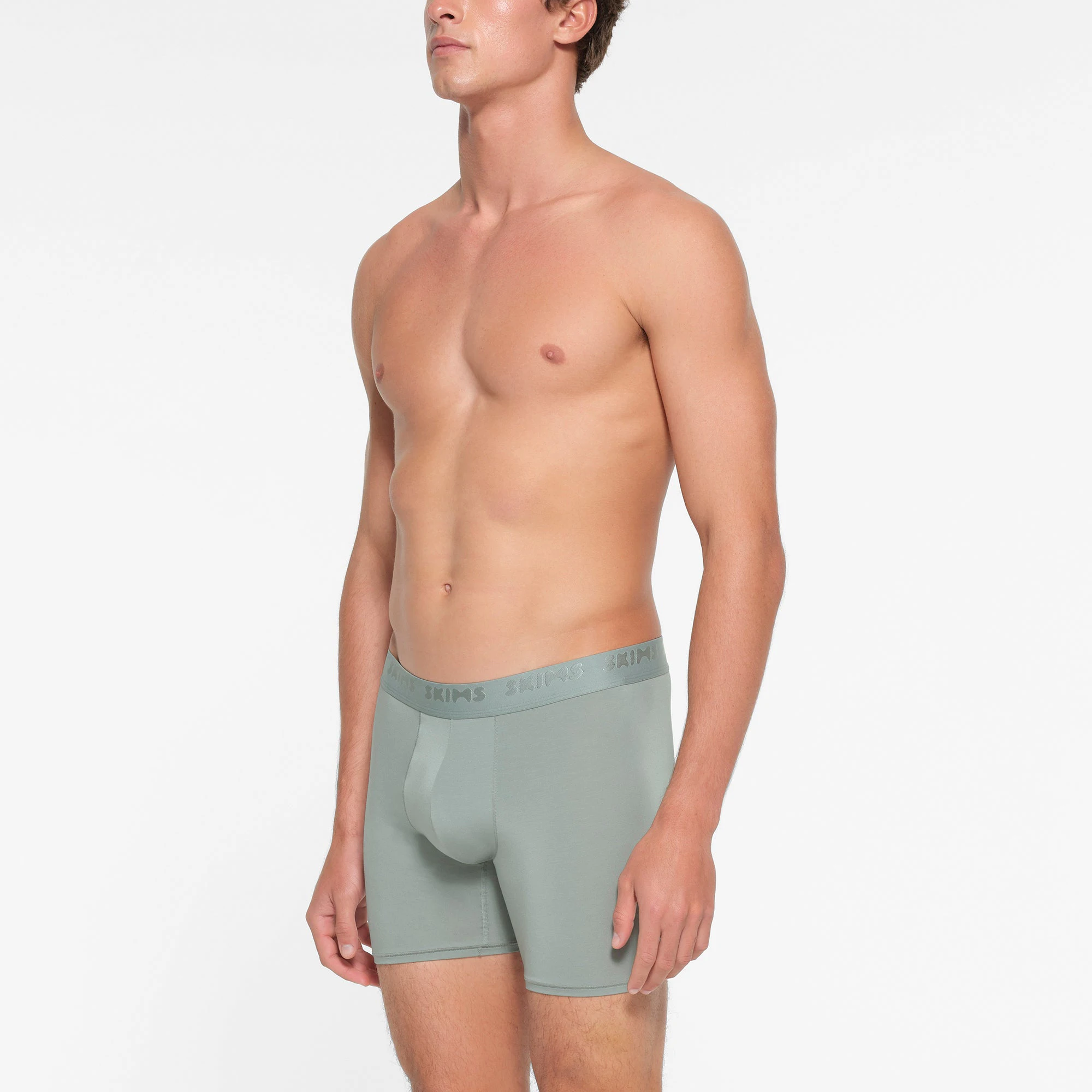 SKIMS STRETCH MENS 5" BOXER BRIEF | VAPOR ON A MODEL SIDE VIEW