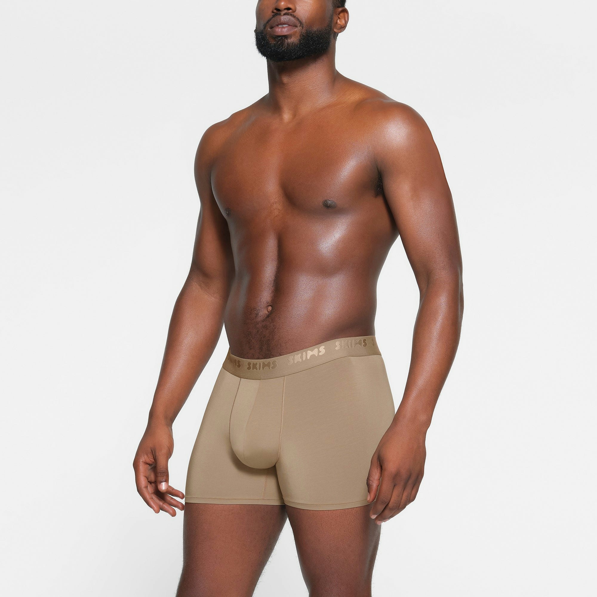 SKIMS STRETCH MENS 3" BOXER BRIEF 3-PACK | DESERT MULTI ON A MODEL SIDE VIEW