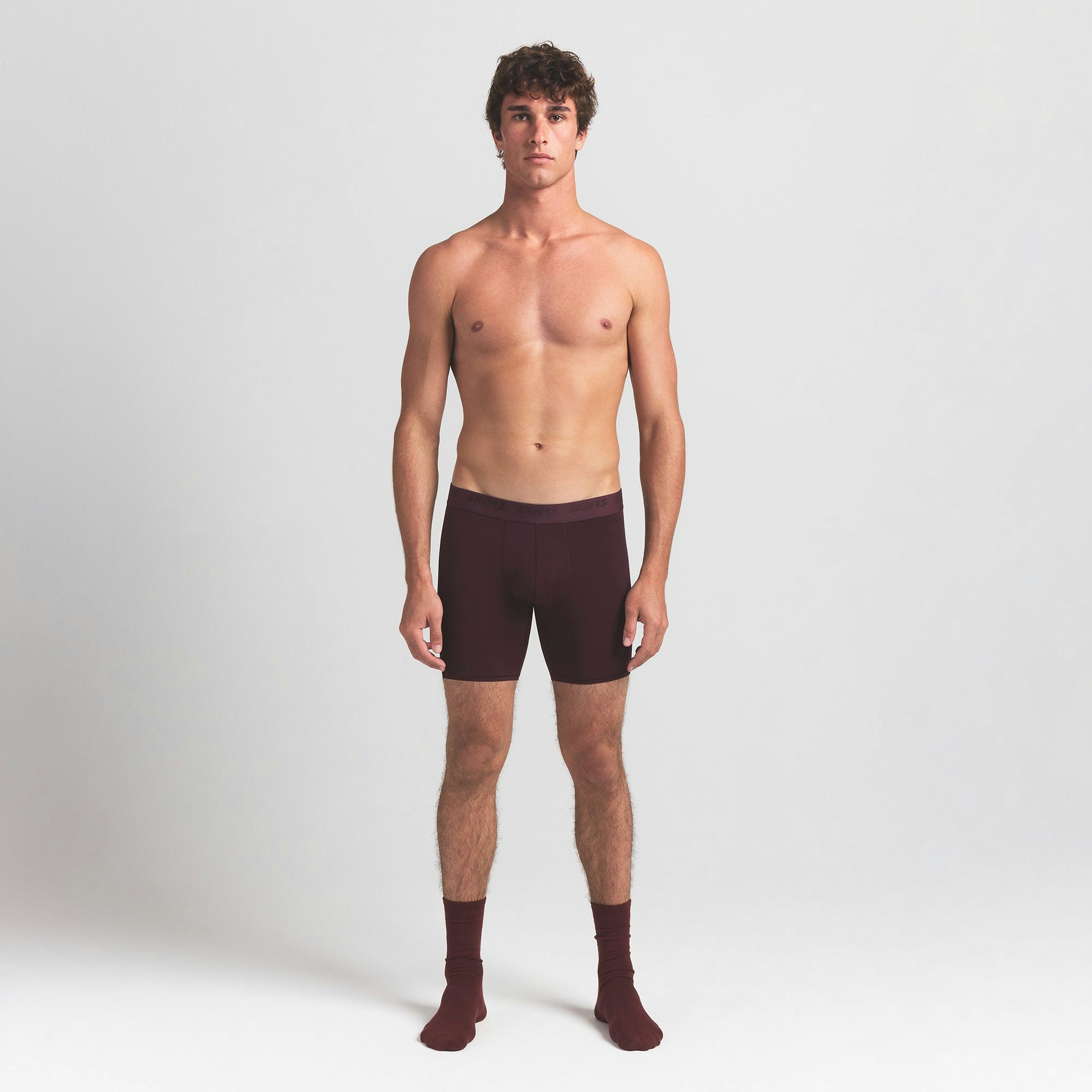 SKIMS STRETCH MENS 5" BOXER BRIEF 3-PACK | RAVEN MULTI ON A MODEL FRONT VIEW @ | FOCUS: 0.0, 1.0, 0.9