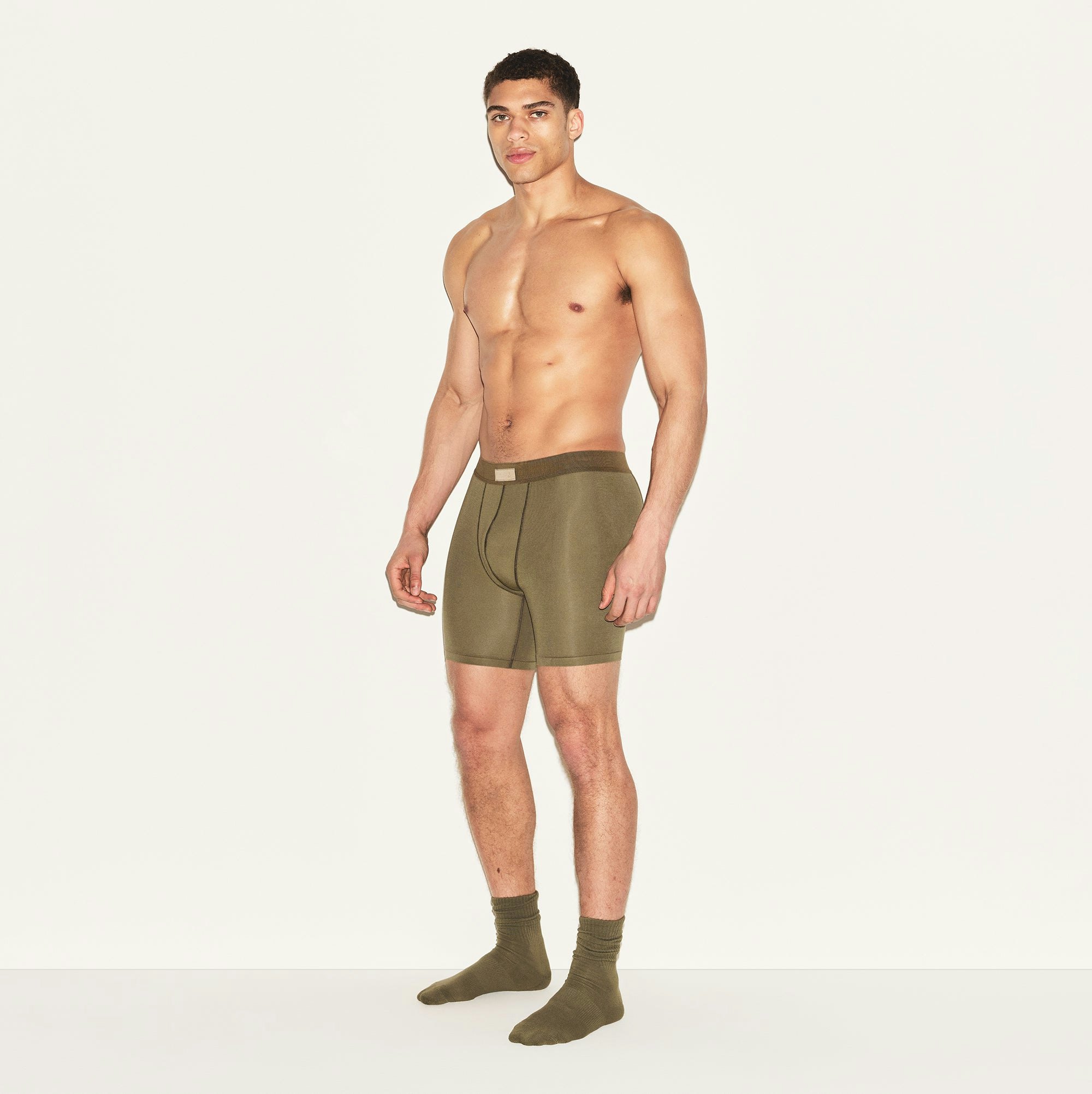 SKIMS COTTON MENS 5 INCH BOXER BRIEF 3-PACK  | ARMY MULTI ON A MODEL SIDE VIEW | FOCUS: 0.0, 1.0, 0.9