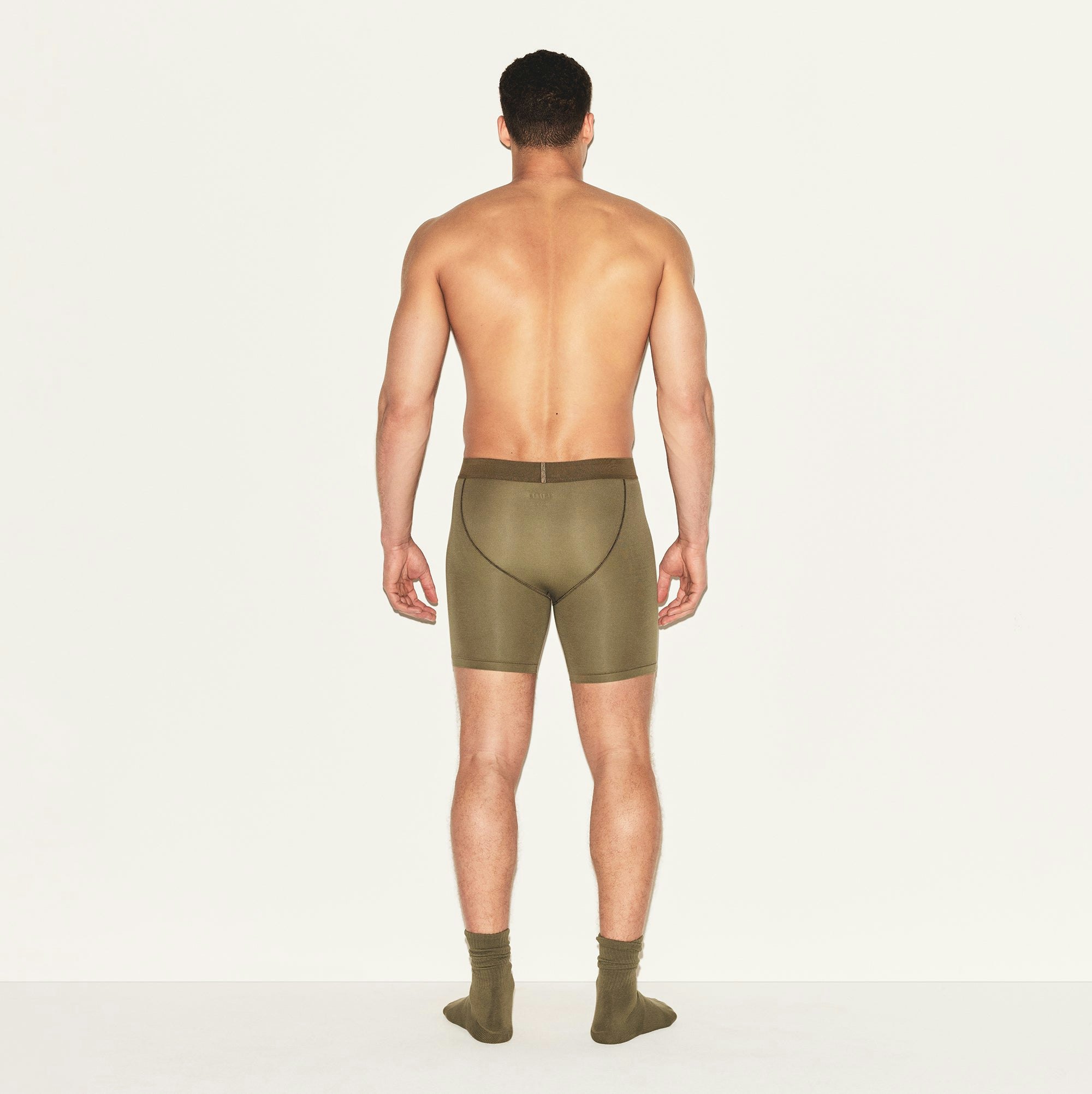 SKIMS COTTON MENS 5 INCH BOXER BRIEF 3-PACK  | ARMY MULTI ON A MODEL BACK VIEW | FOCUS: 0.0, 1.0, 0.9