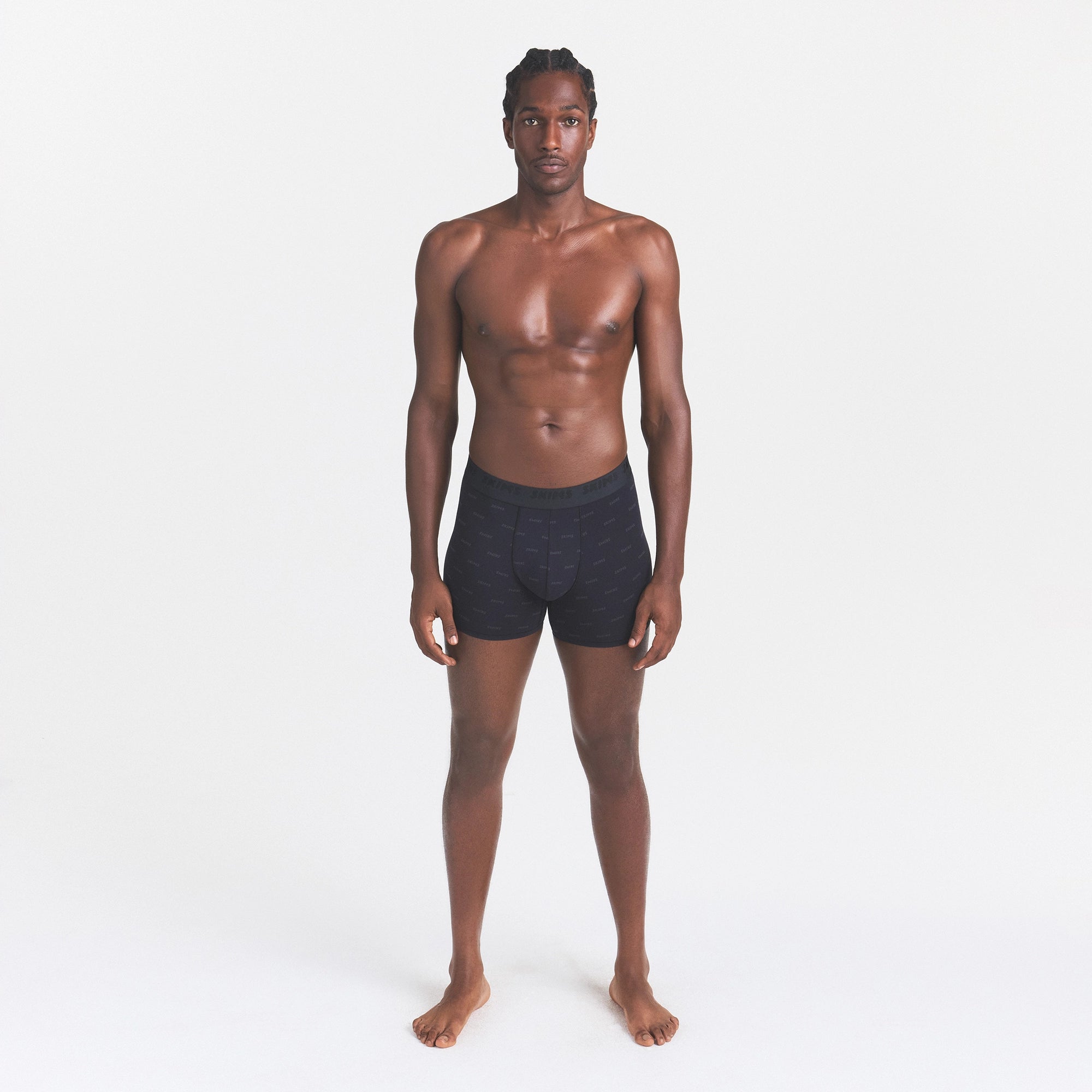 SKIMS STRETCH MENS 3 INCH BOXER BRIEF 5-PACK | GUNMETAL MONOGRAM MULTI ON A MODEL SIDE VIEW @ | FOCUS: 0.0, 1.0, 0.9