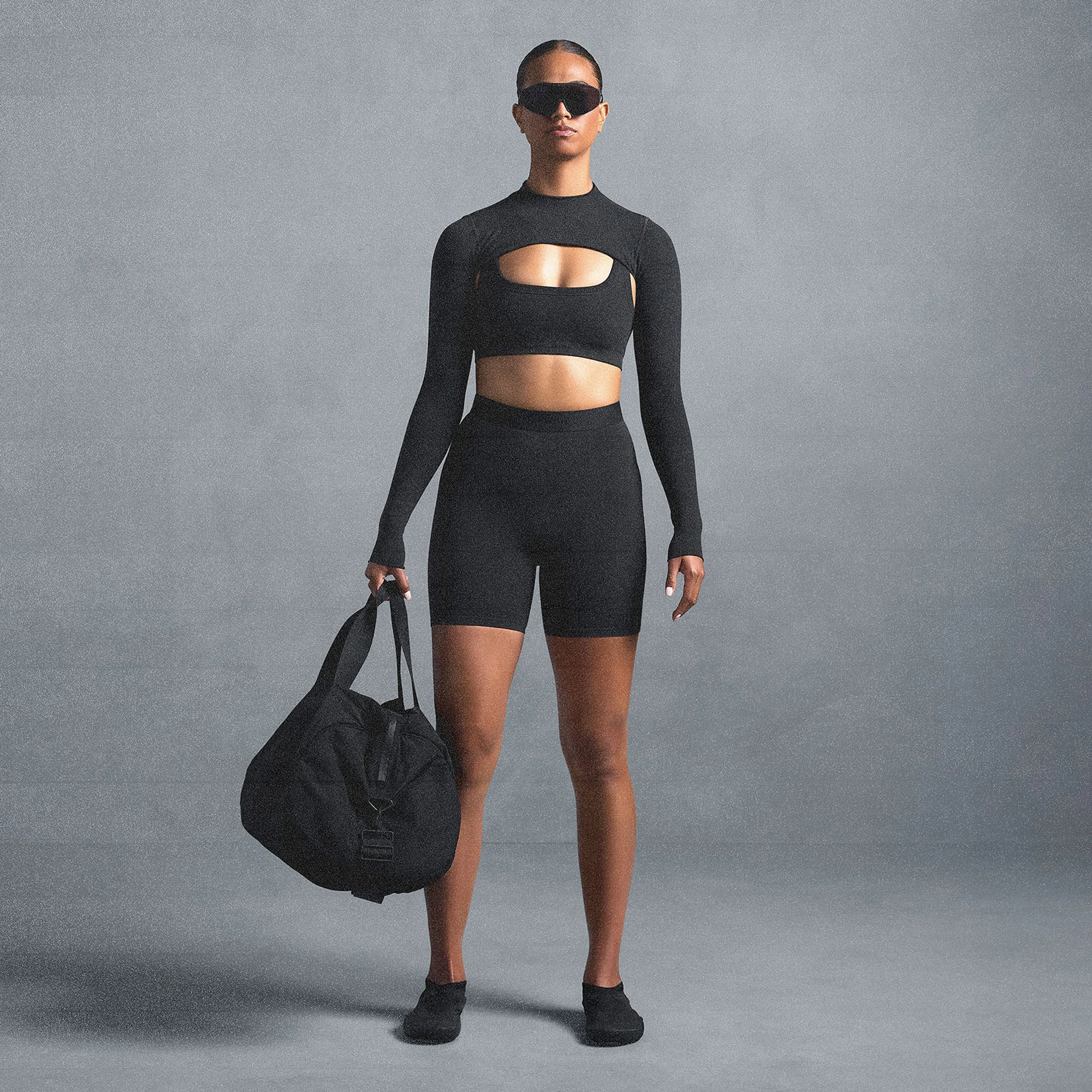 NikeSKIMS VINTAGE SEAMLESS 5" SHORT | OBSIDIAN ON A MODEL SIDE VIEW @ | FOCUS: 0.0, 1.0, 0.9