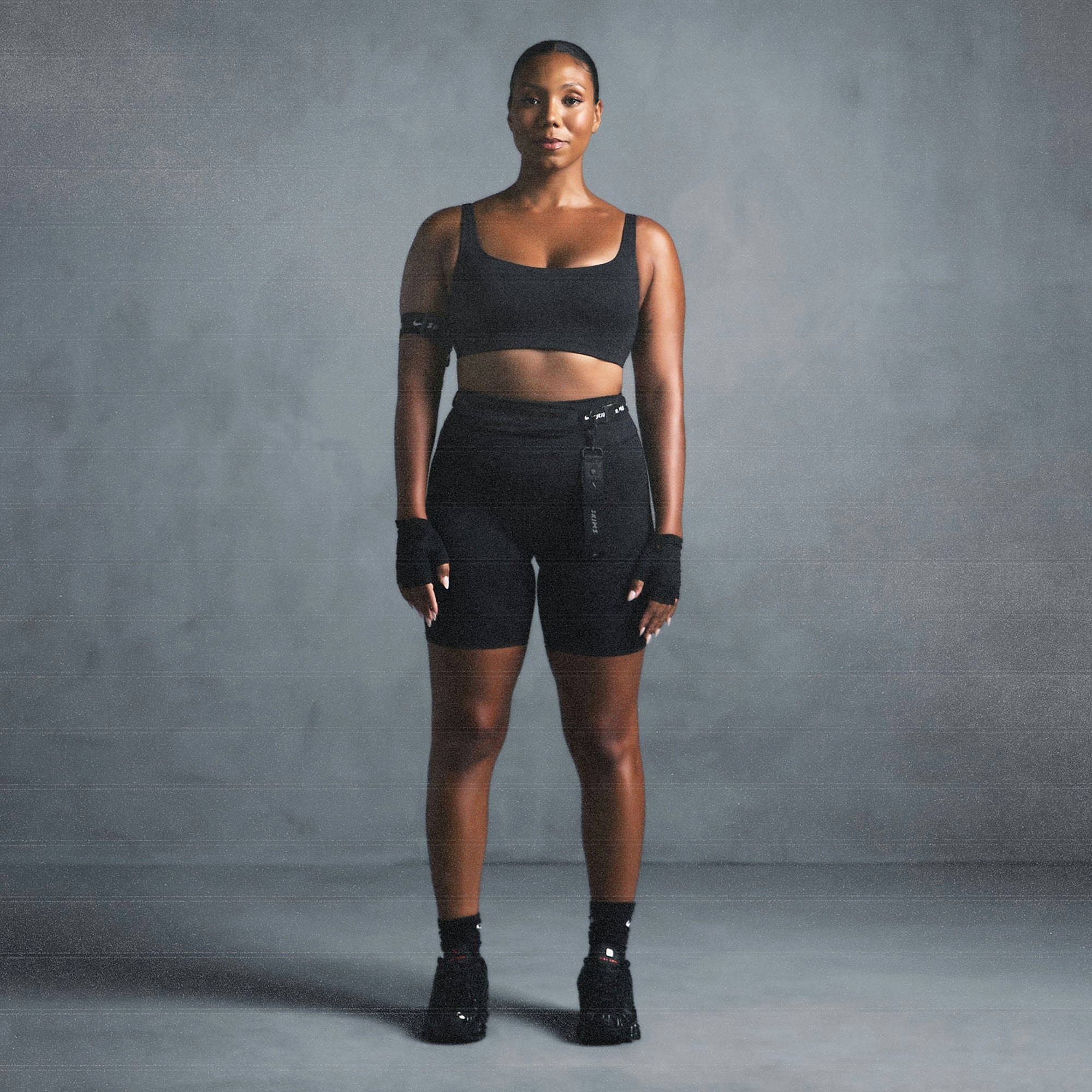 NikeSKIMS MATTE 7" BIKER SHORT | OBSIDIAN ON A MODEL SIDE VIEW @ | FOCUS: 0.0, 1.0, 0.9